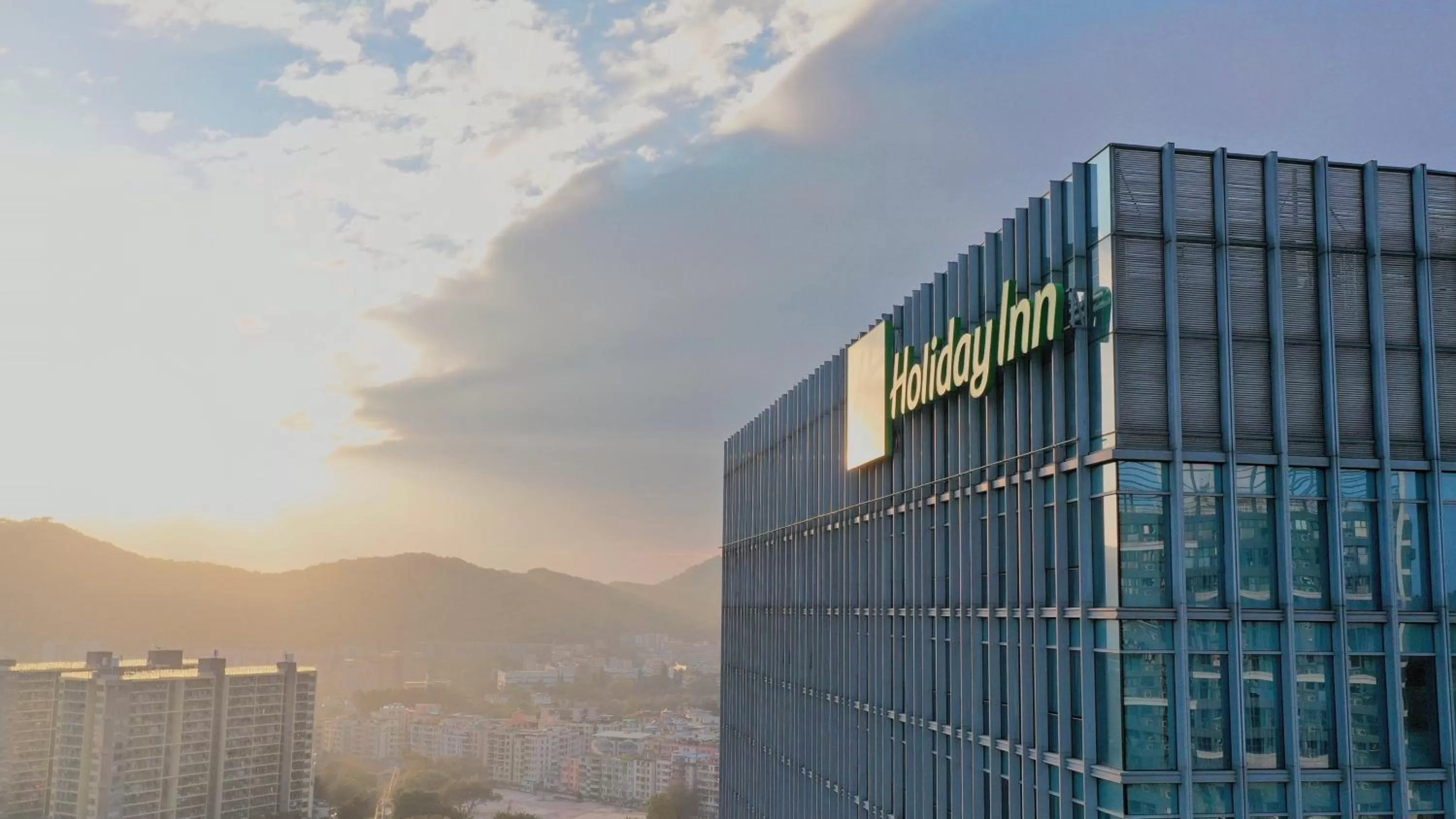 Property building in Holiday Inn Guangzhou South Lake-an lHG Hotel