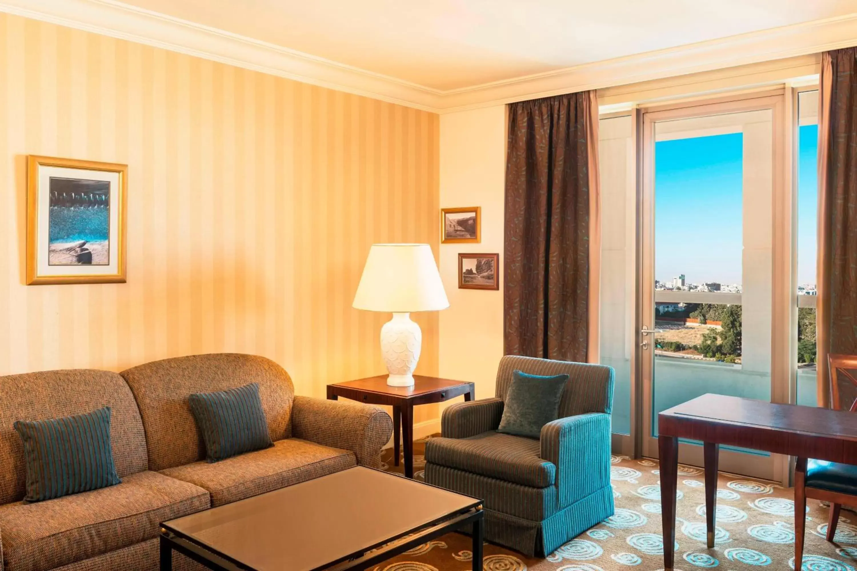 Photo of the whole room, Seating Area in Sheraton Amman Al Nabil Hotel