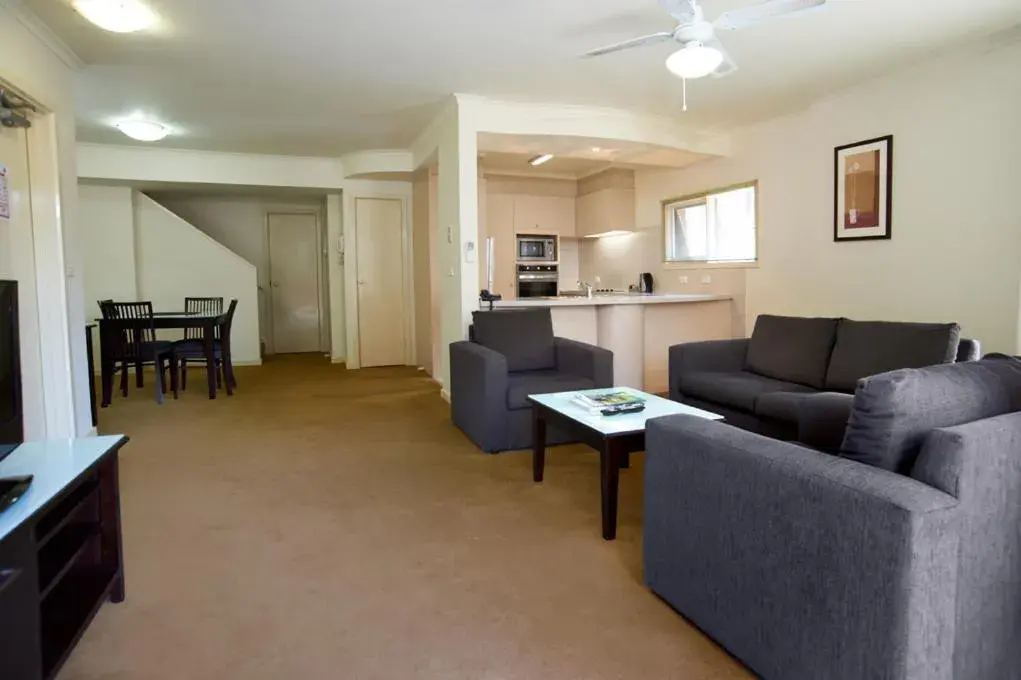 Living room, Seating Area in Comfort Apartments Royal Gardens