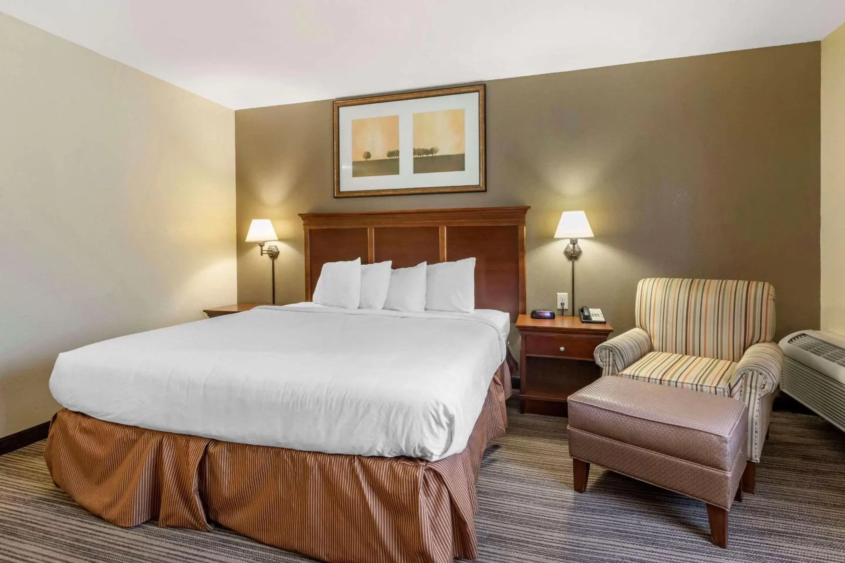Bedroom, Bed in Country Inn & Suites Atlanta Downtown
