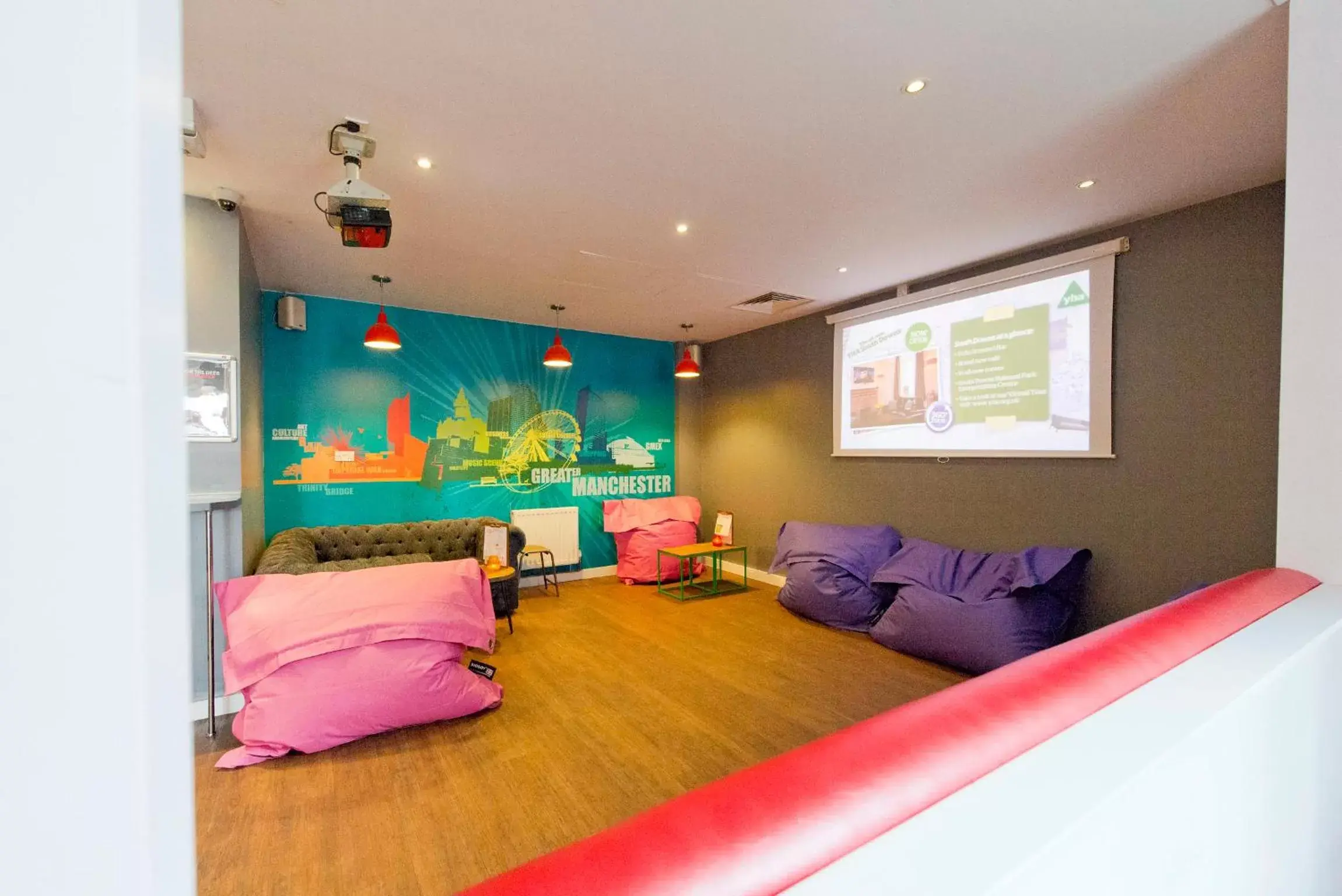 Communal lounge/ TV room, Lobby/Reception in YHA Manchester Hostel