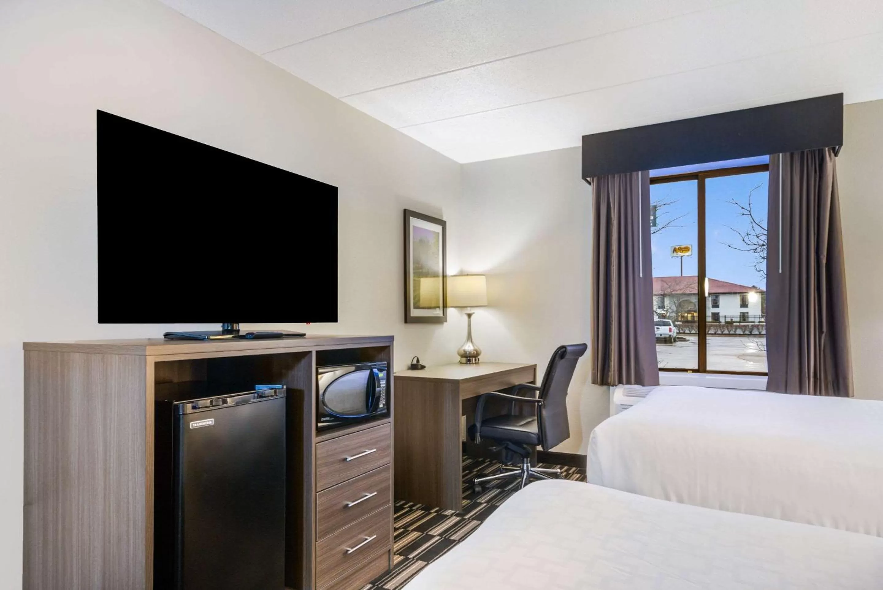 Photo of the whole room, Bed in Clarion Pointe Richmond North near University