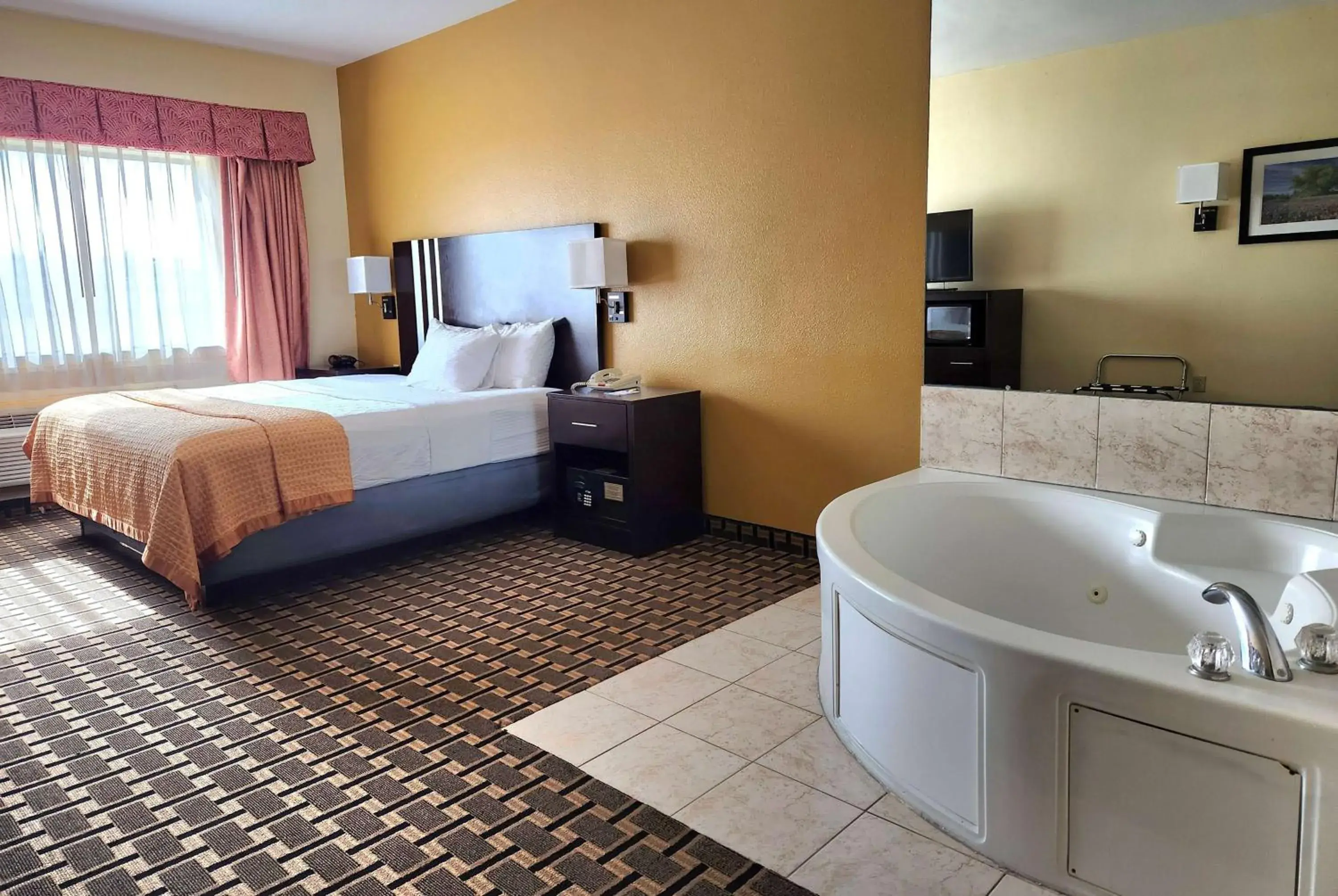 Photo of the whole room, Bathroom in Days Inn & Suites by Wyndham Sam Houston Tollway