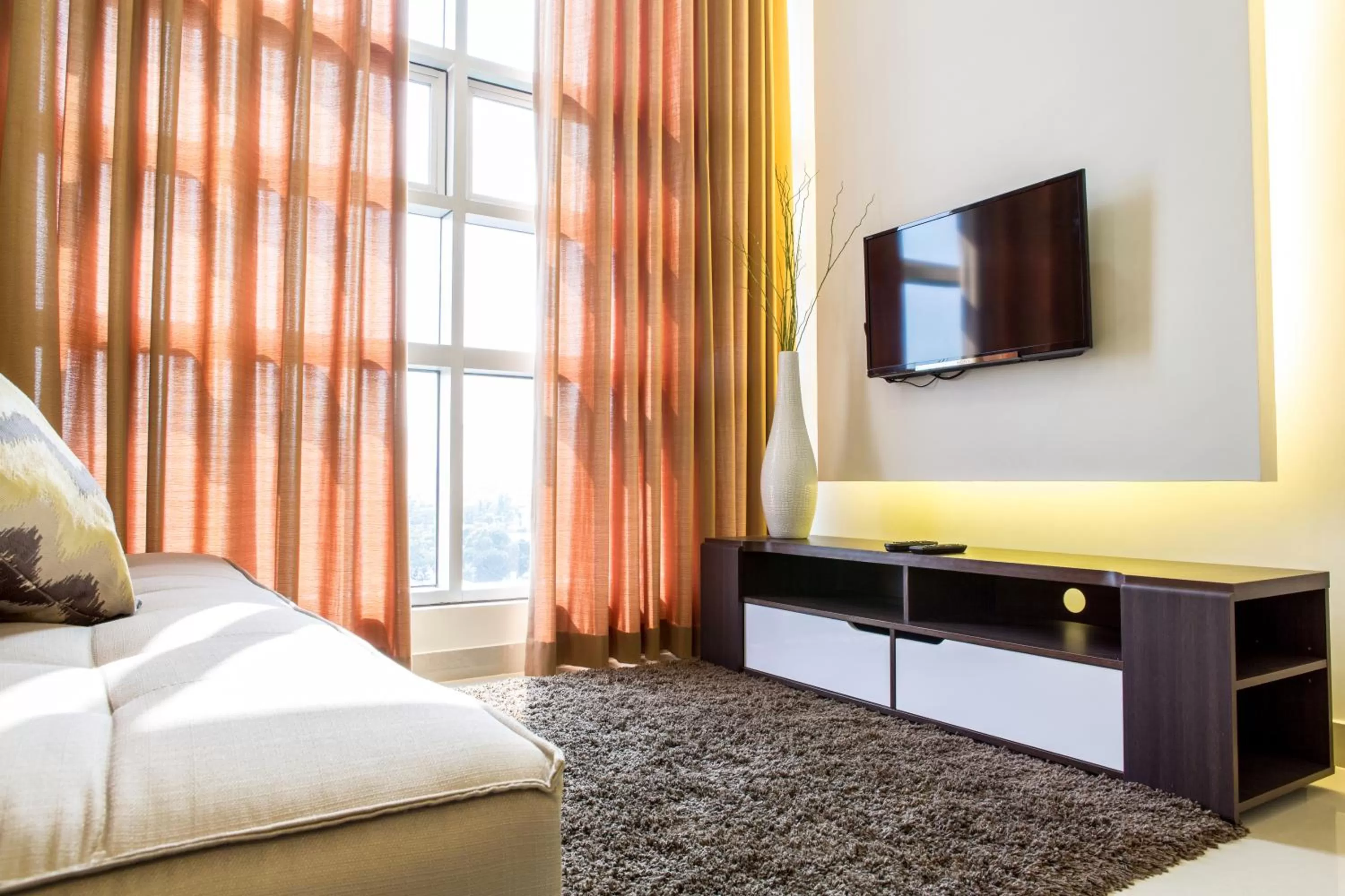 TV and multimedia, Bed in Hamersons Hotel Cebu