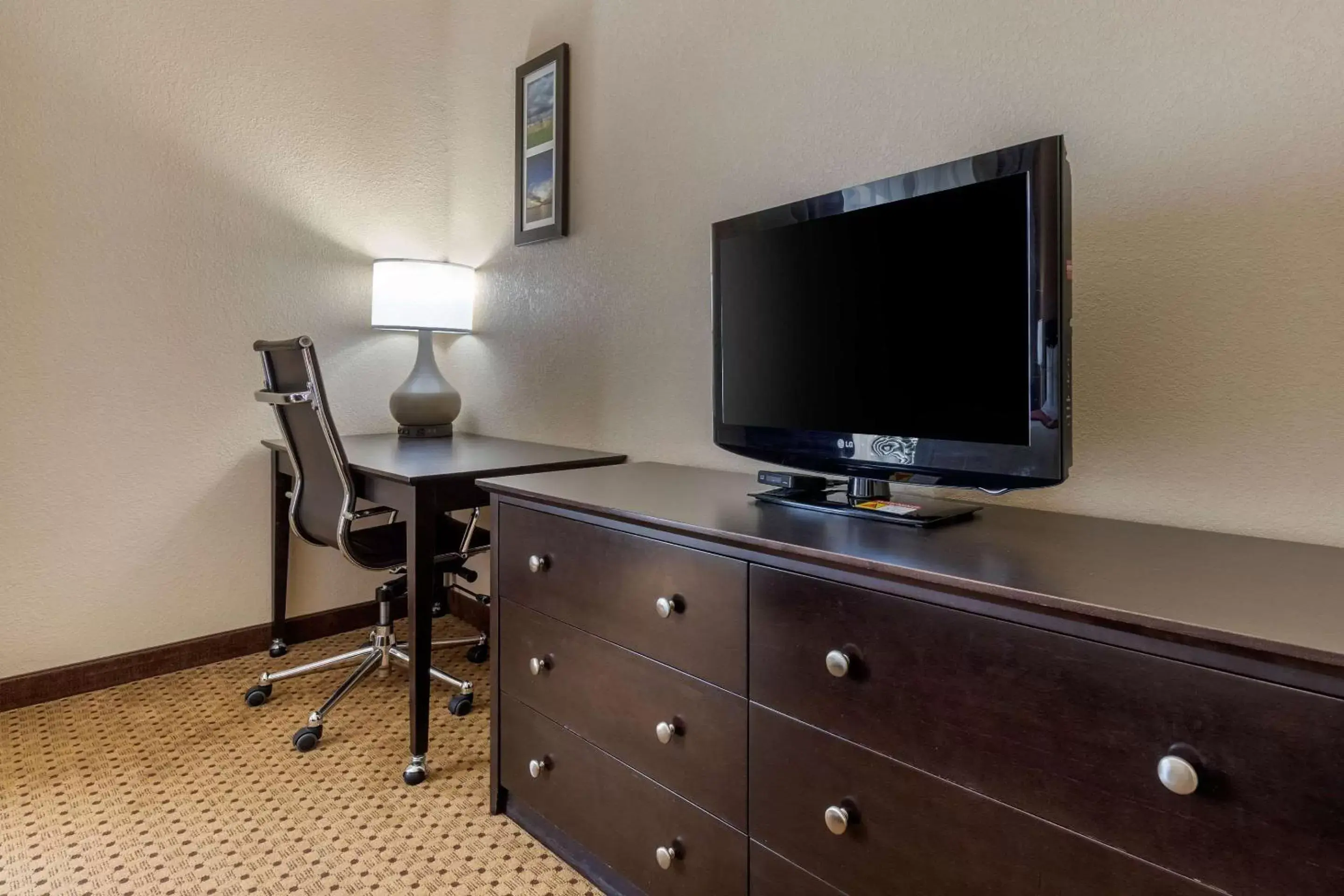 Bedroom, TV/Entertainment Center in Comfort Inn & Suites Kenosha