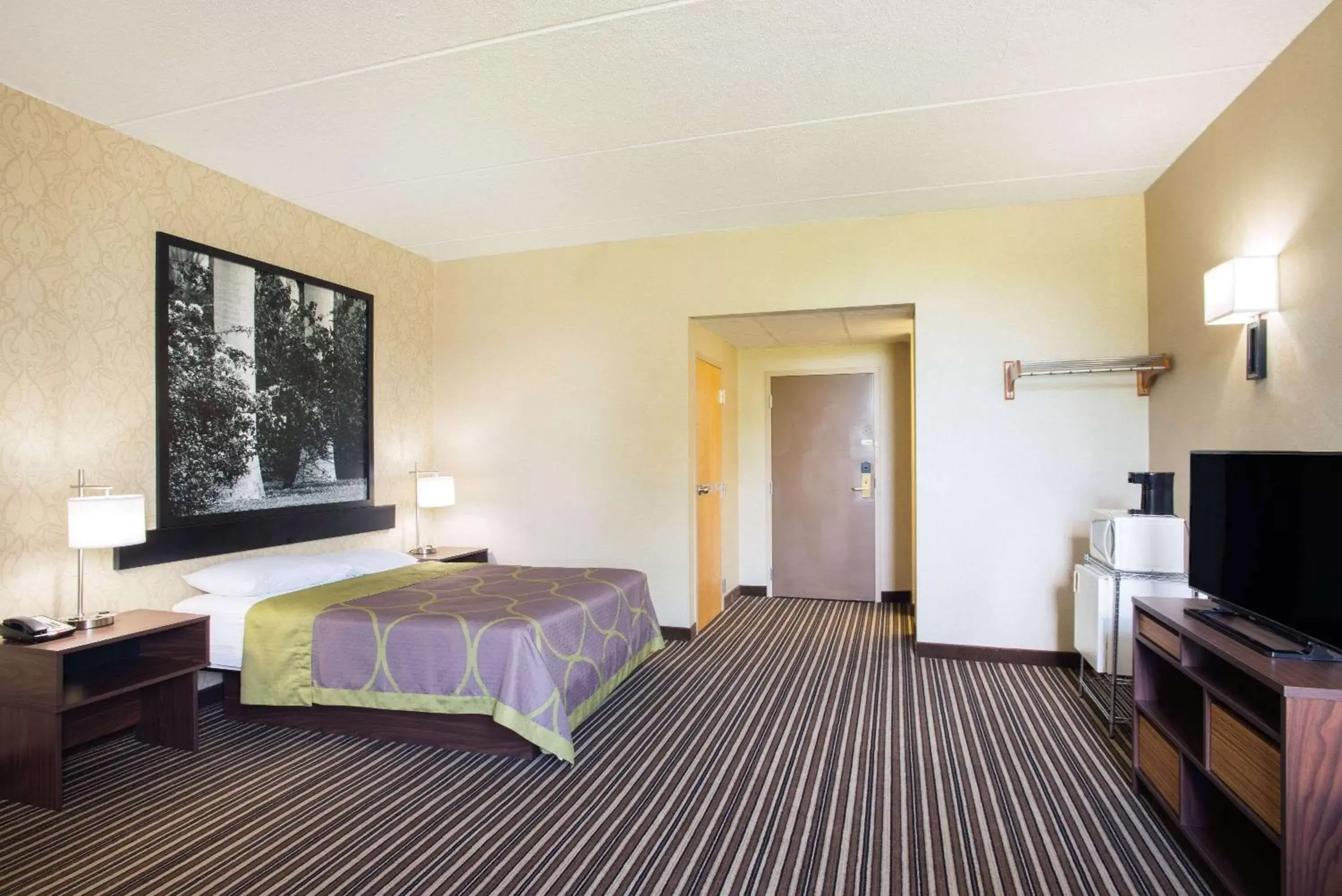 Photo of the whole room, Bed in Super 8 by Wyndham Plattsburgh