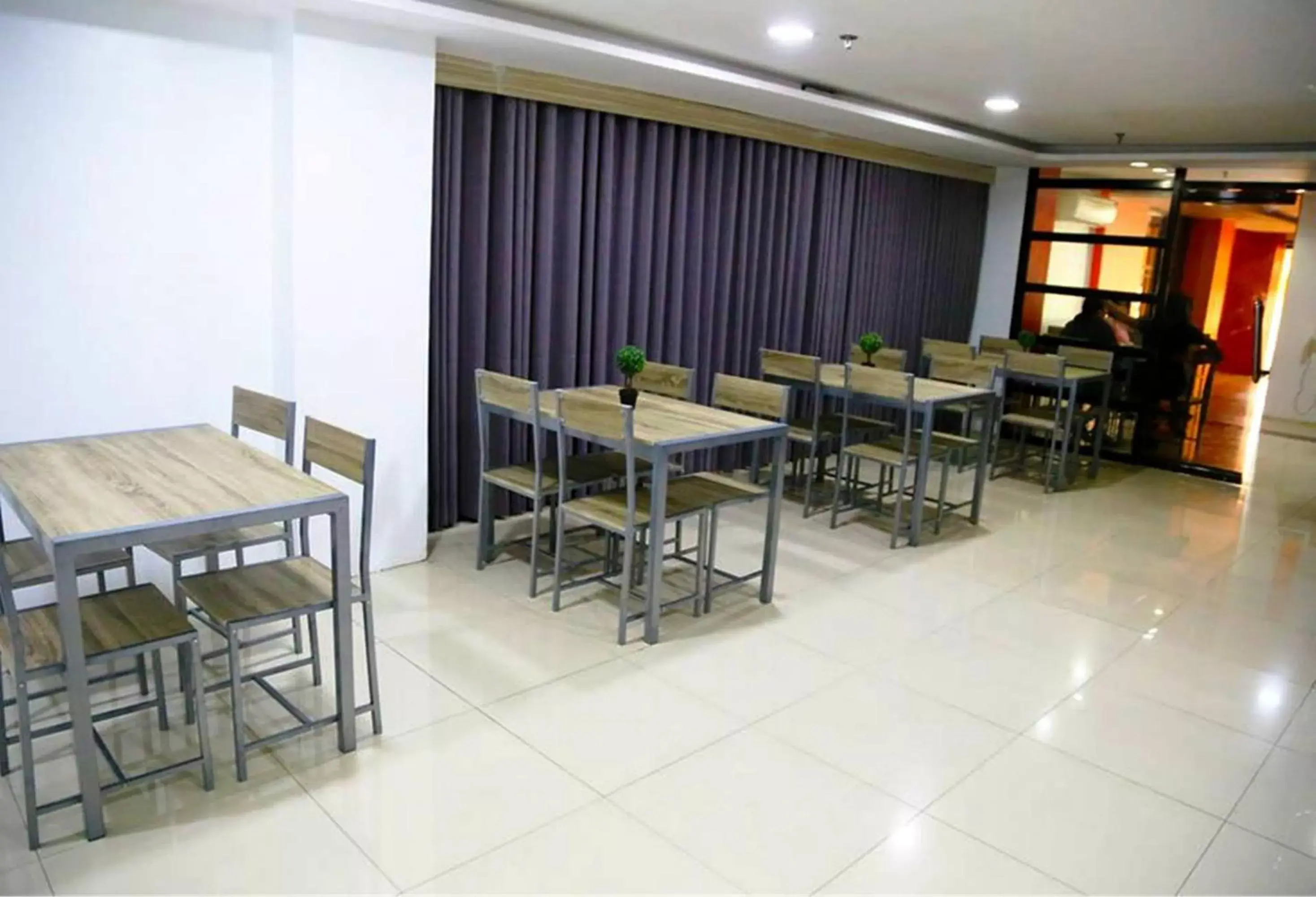 Lounge or bar, Dining Area in Travelbee Business Inn