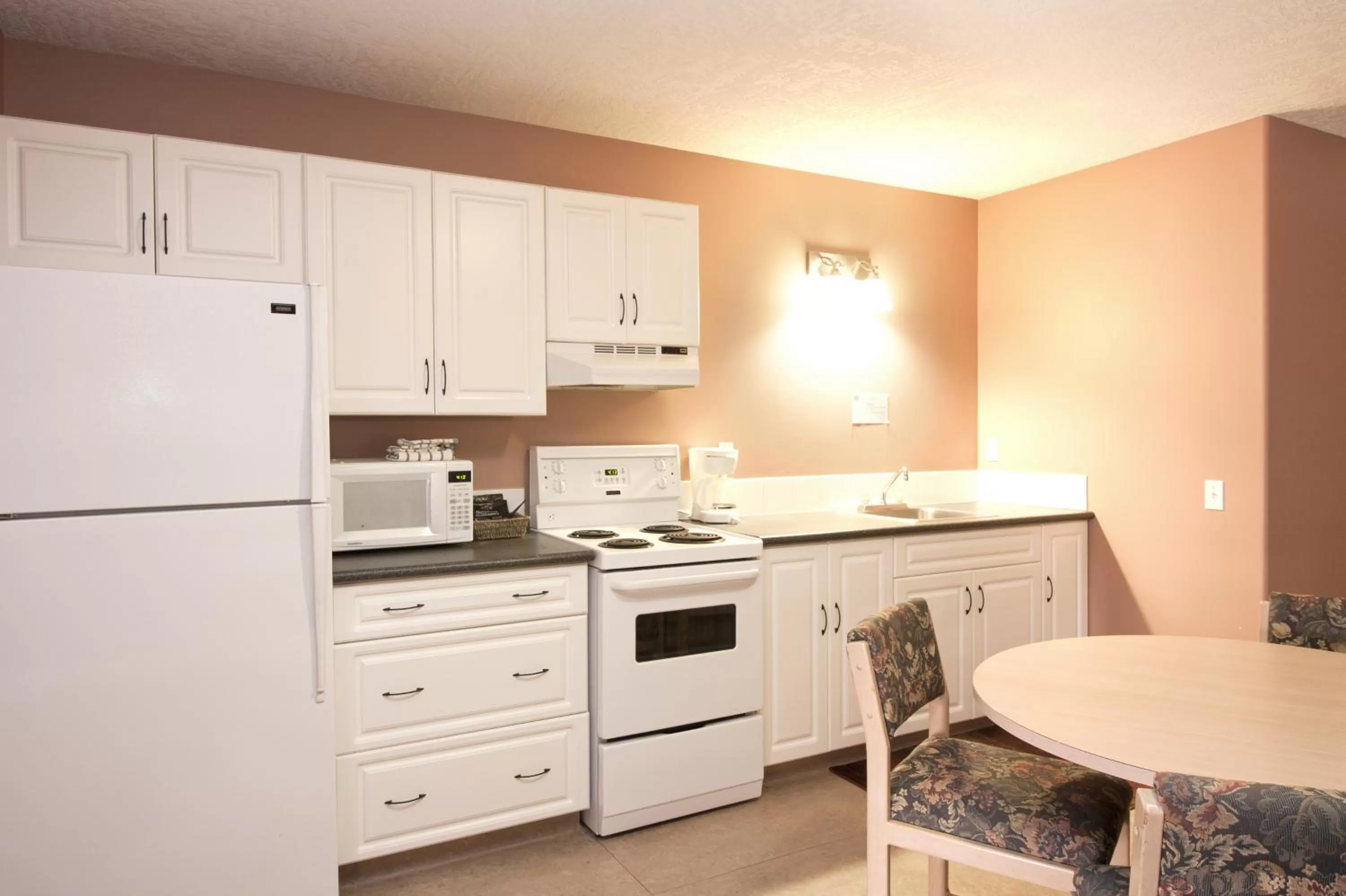 Coffee/tea facilities in Bow River Inn