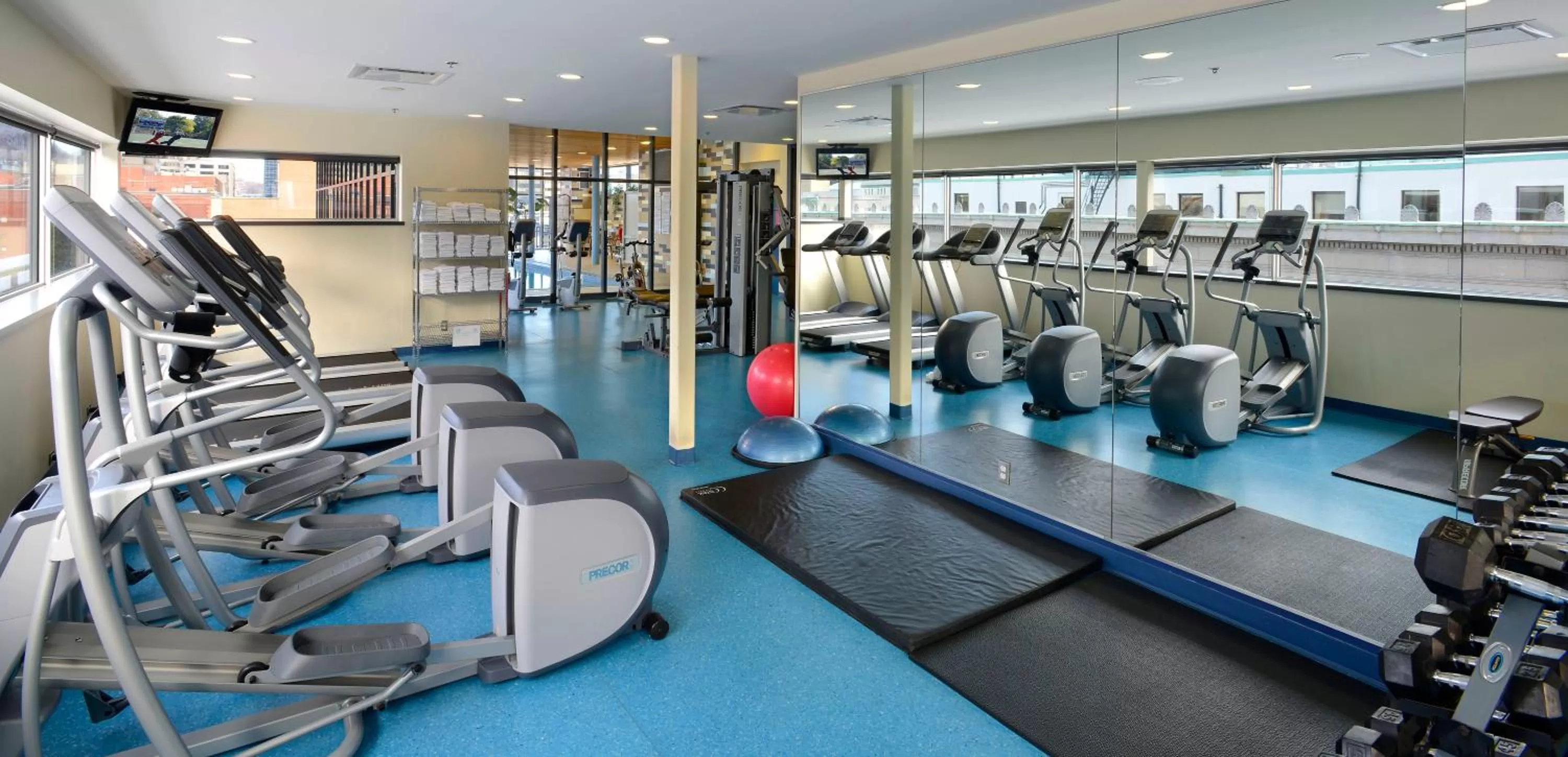 Fitness centre/facilities in Le Square Phillips Hôtel & Suites