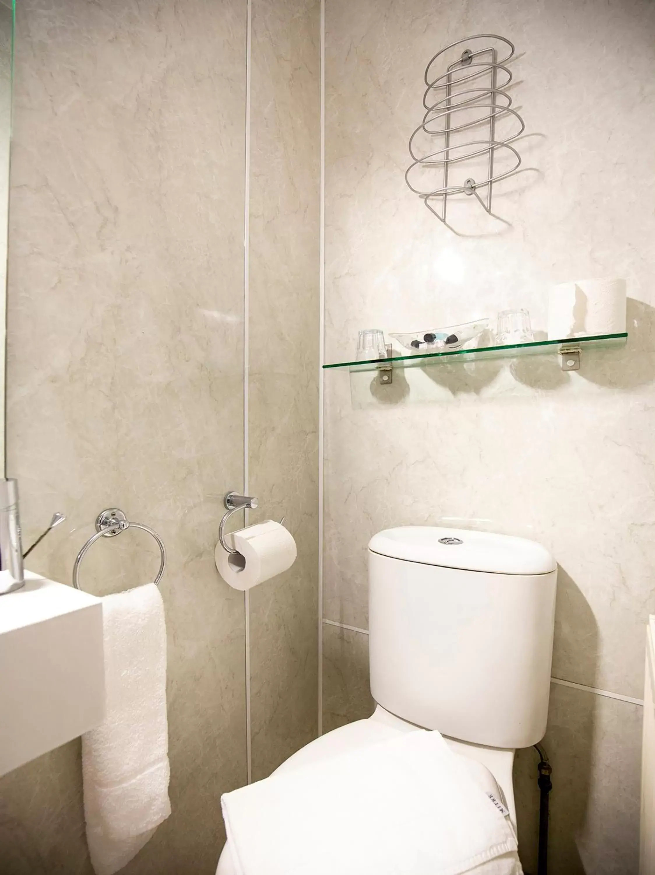 Bathroom in OYO Arden Guest House, Craigmillar Castle Edinburgh