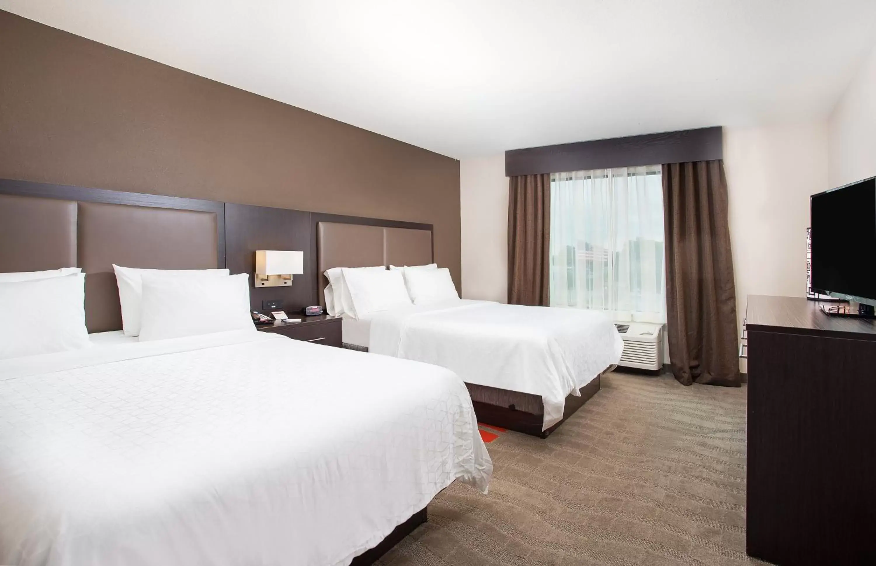 Photo of the whole room, Bed in Holiday Inn Express Hotel & Suites Glasgow, an IHG Hotel