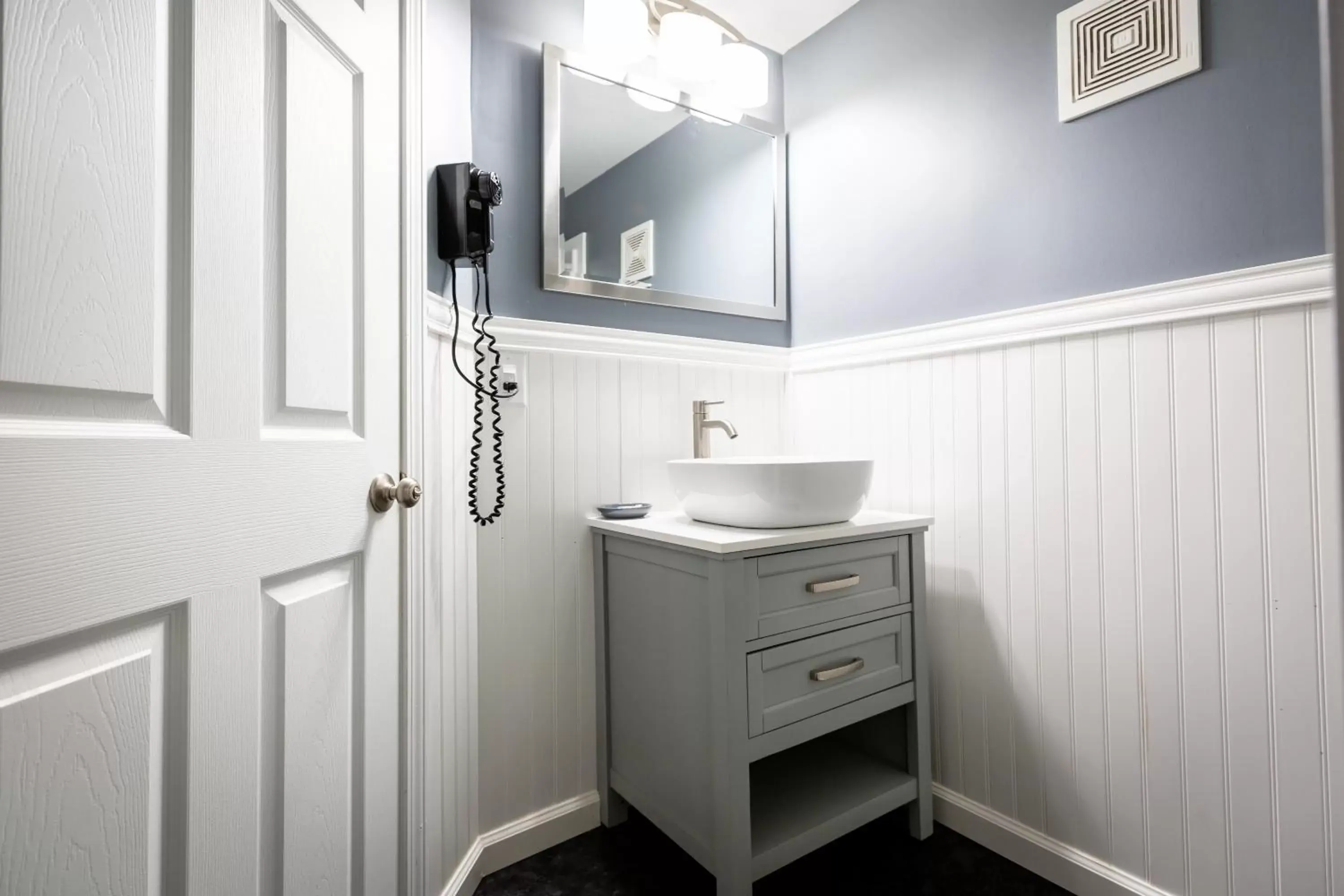 Bathroom in Mt. Madison Inn & Suites