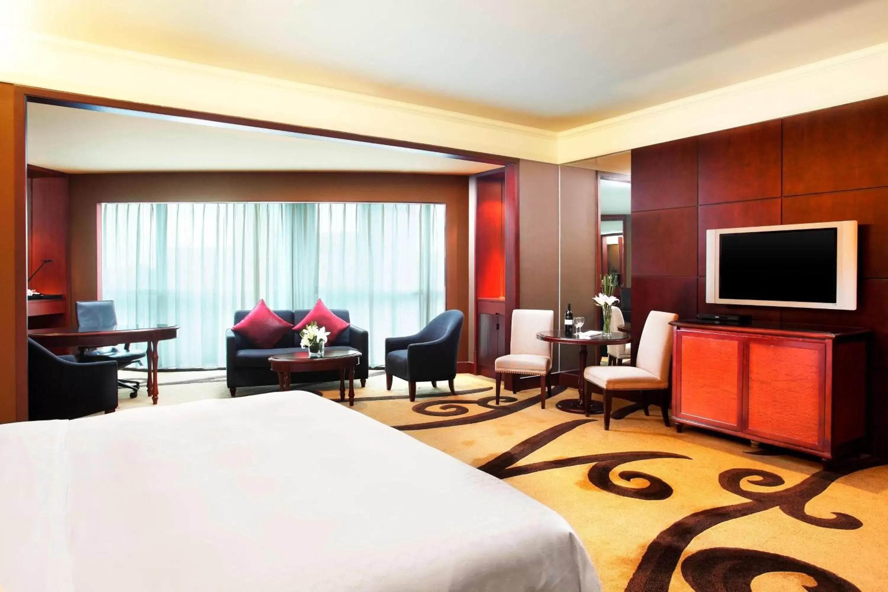 Photo of the whole room, TV/Entertainment Center in Sheraton Shenzhen Futian Hotel