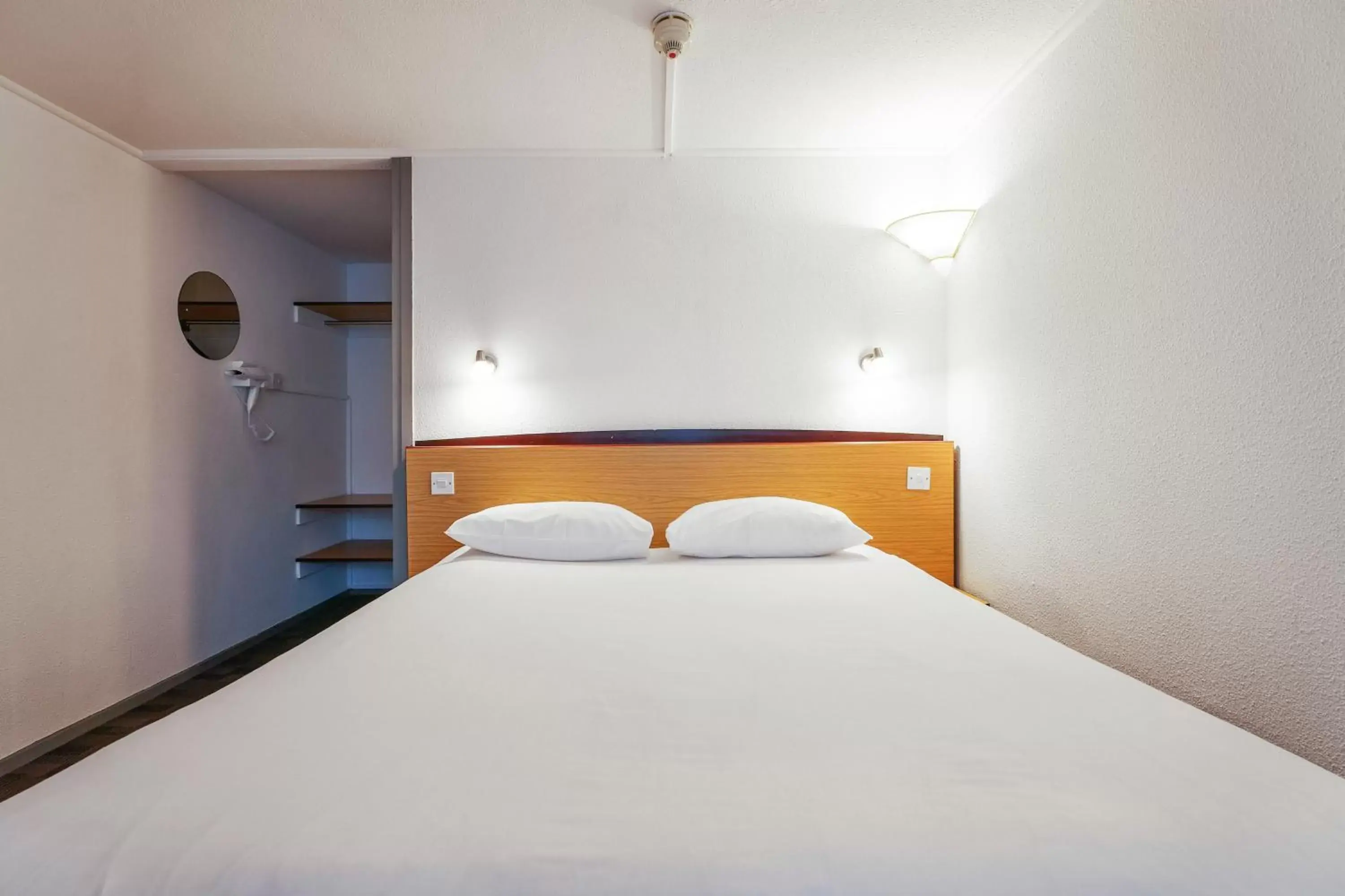Bedroom, Bed in Campanile Hotel Wakefield