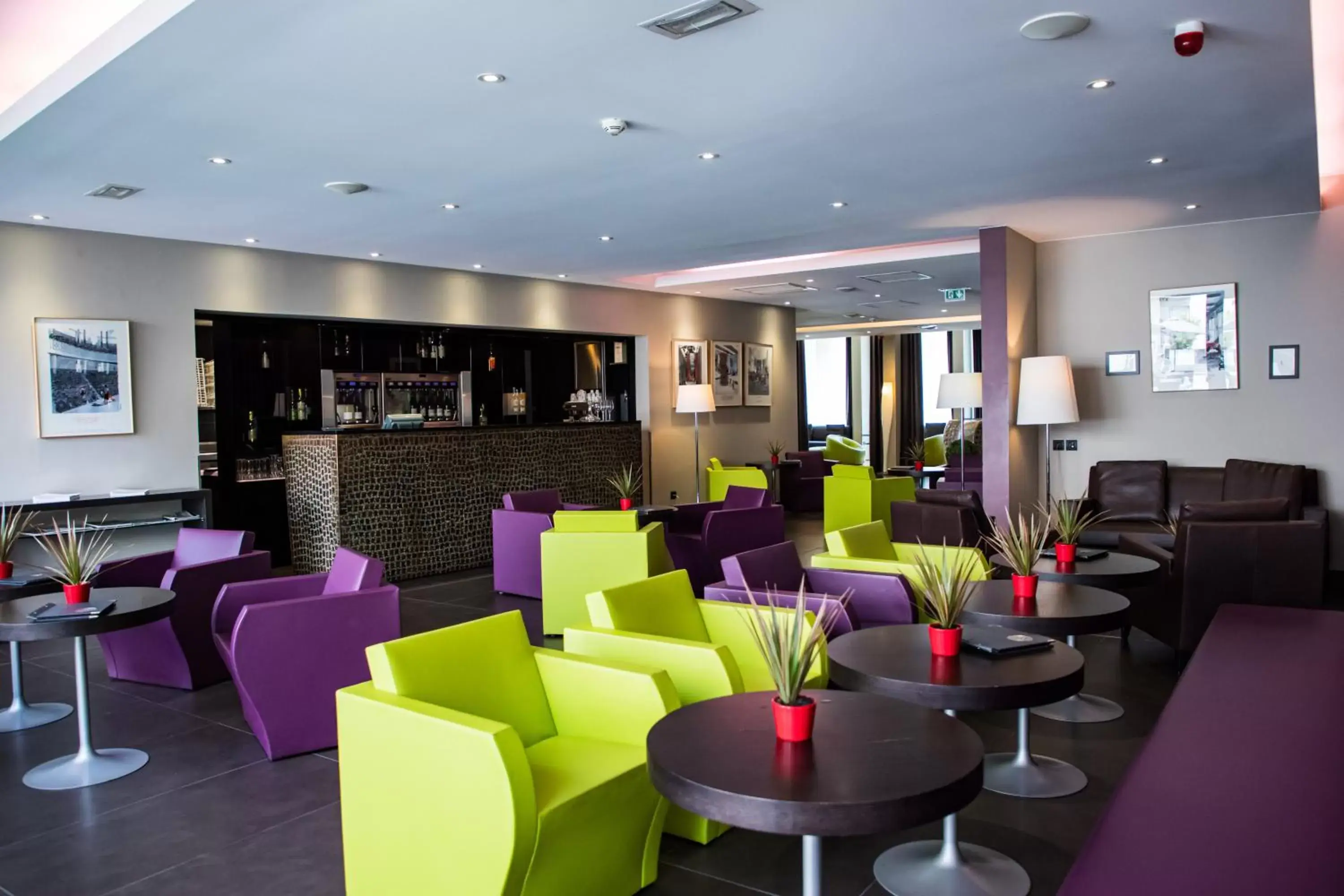 Lounge or bar, Restaurant/Places to Eat in Mercure Villefranche en Beaujolais