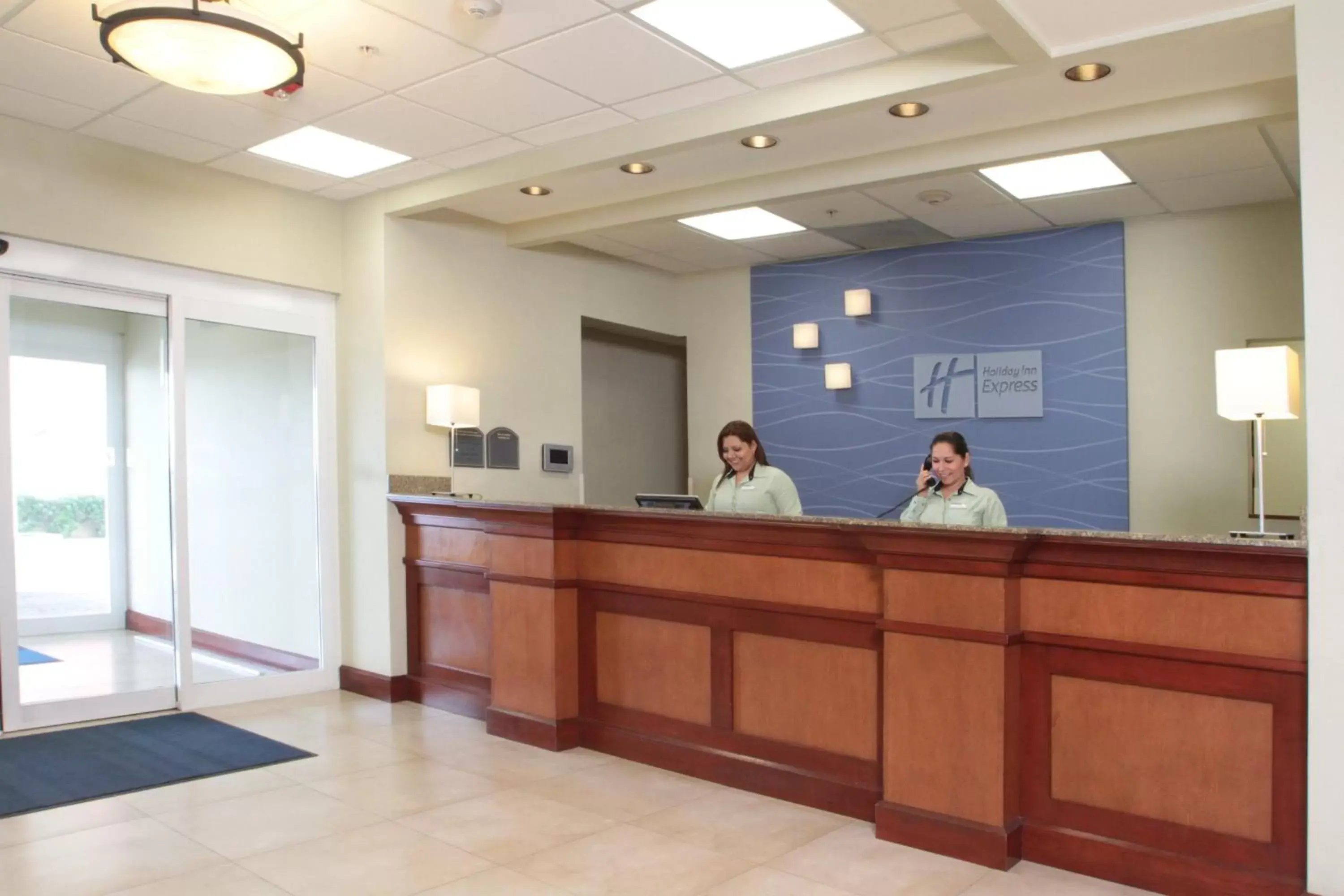 Lobby or reception, Staff in Holiday Inn Express & Suites Monterrey Aeropuerto, an IHG Hotel