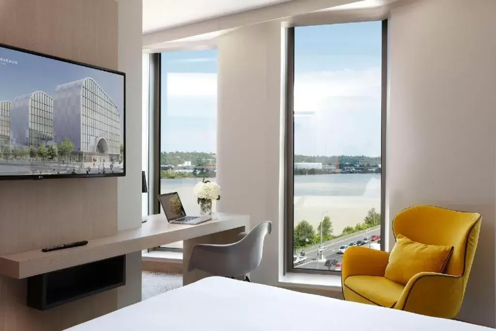 TV and multimedia in Hilton Garden Inn Bordeaux Centre