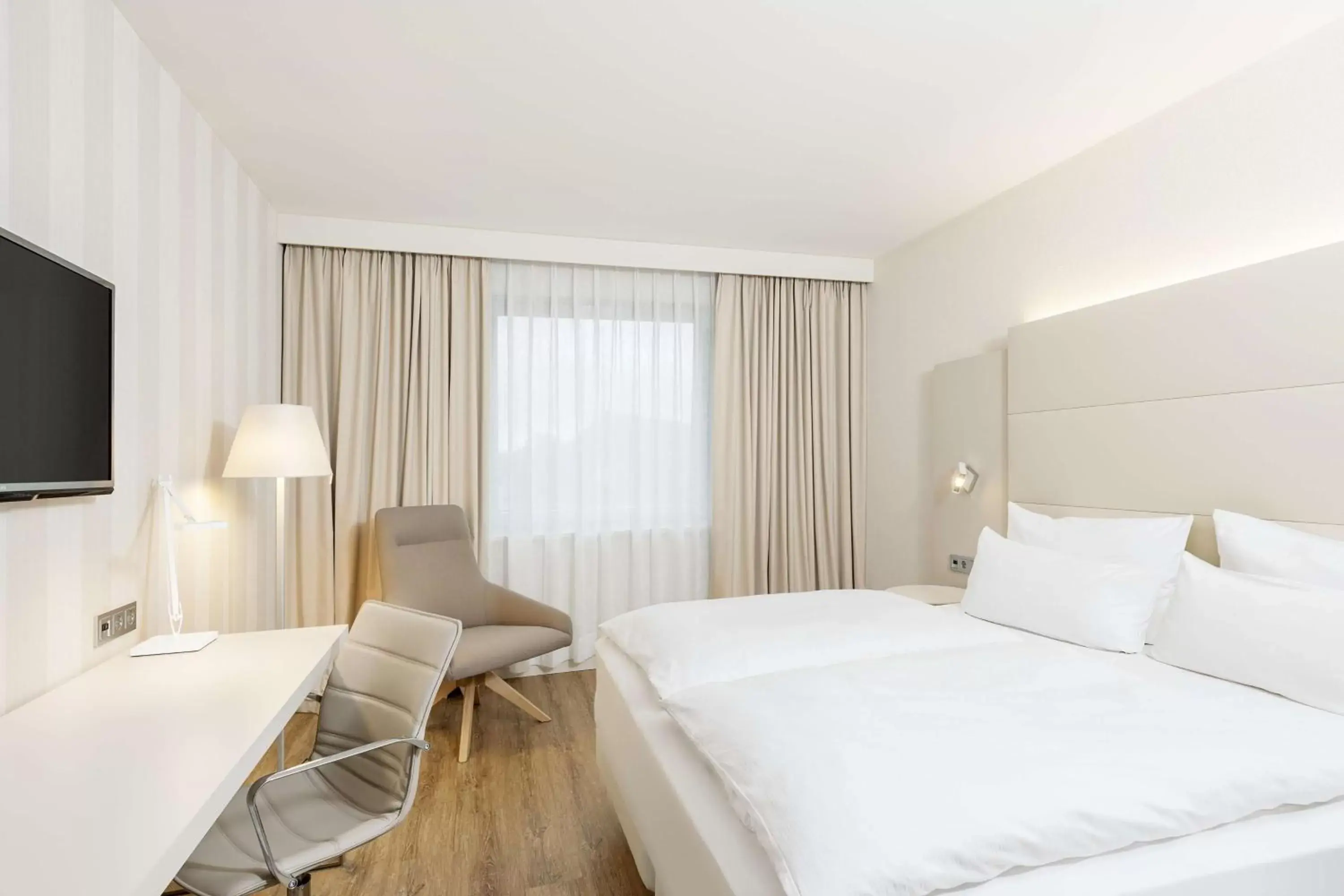 Photo of the whole room, Bed in NH Düsseldorf City Nord