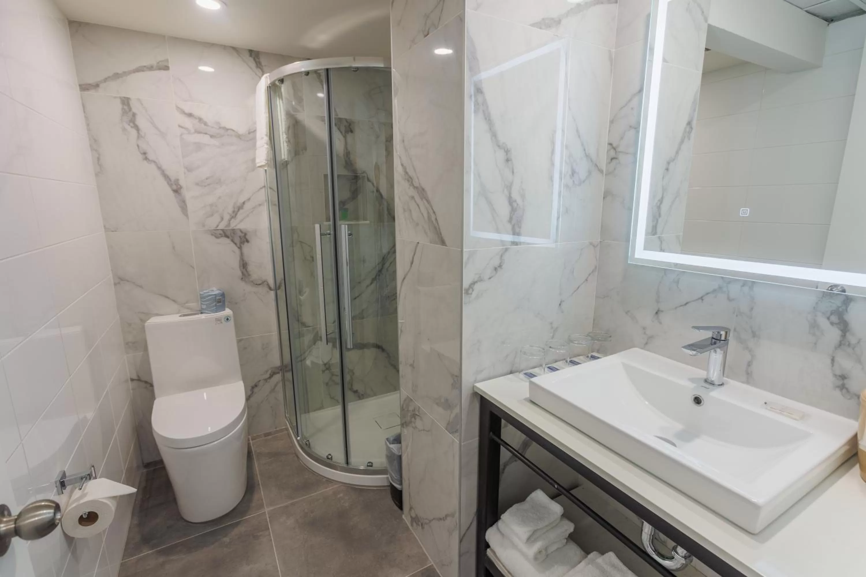 Shower in Travelodge by Wyndham Quebec City Hotel & Convention Centre