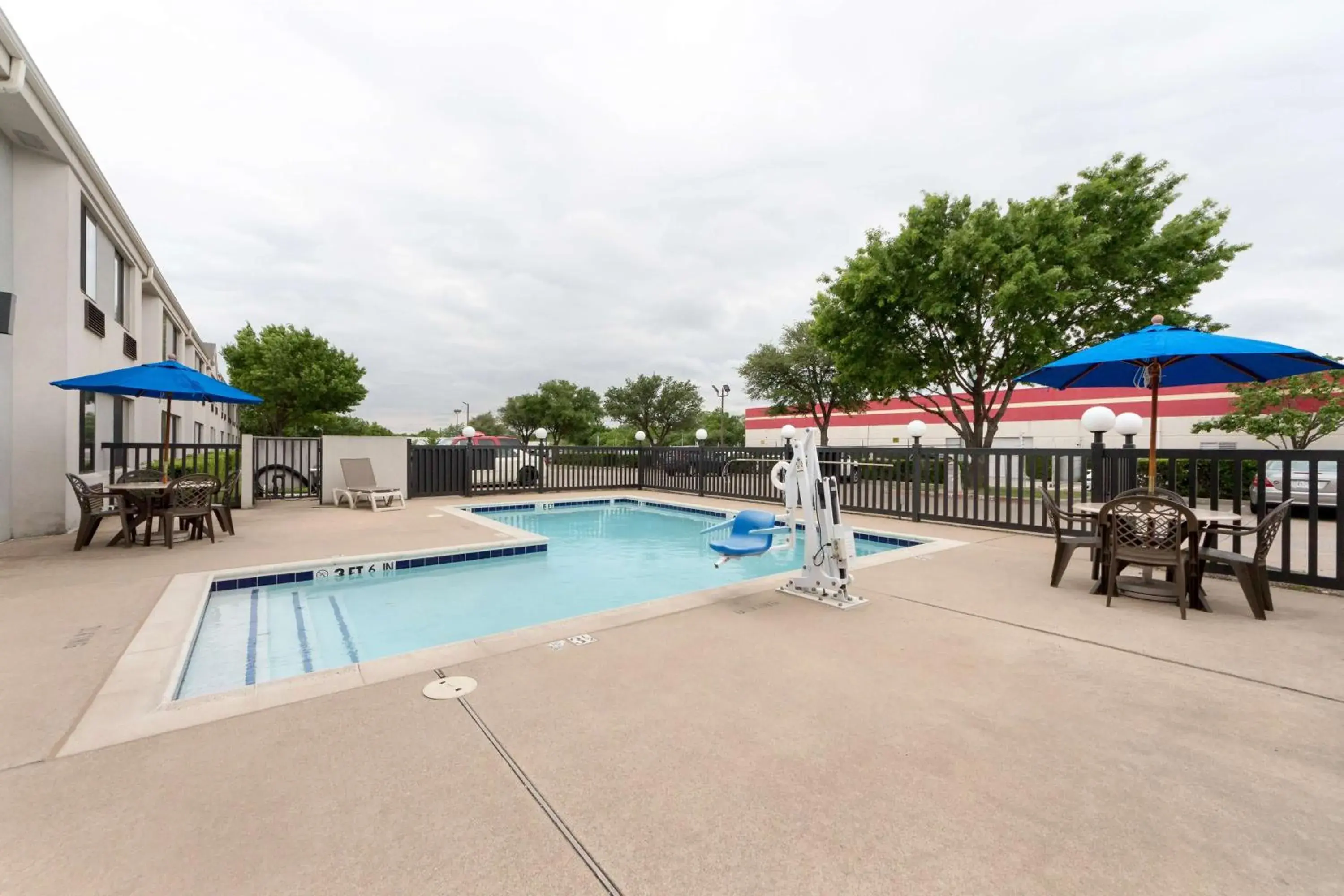 On site, Swimming Pool in Motel 6 Dallas, TX - Northeast