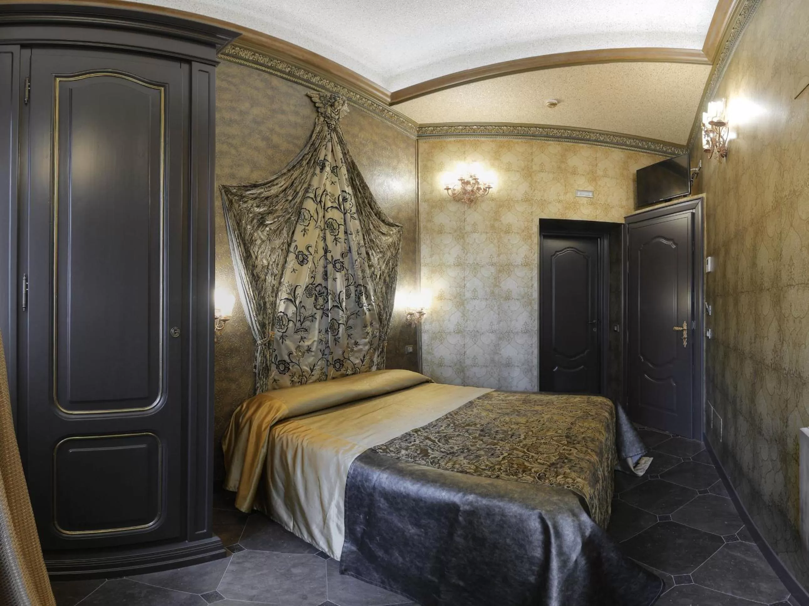 Photo of the whole room, Bed in Antica Dimora Delle Cinque Lune