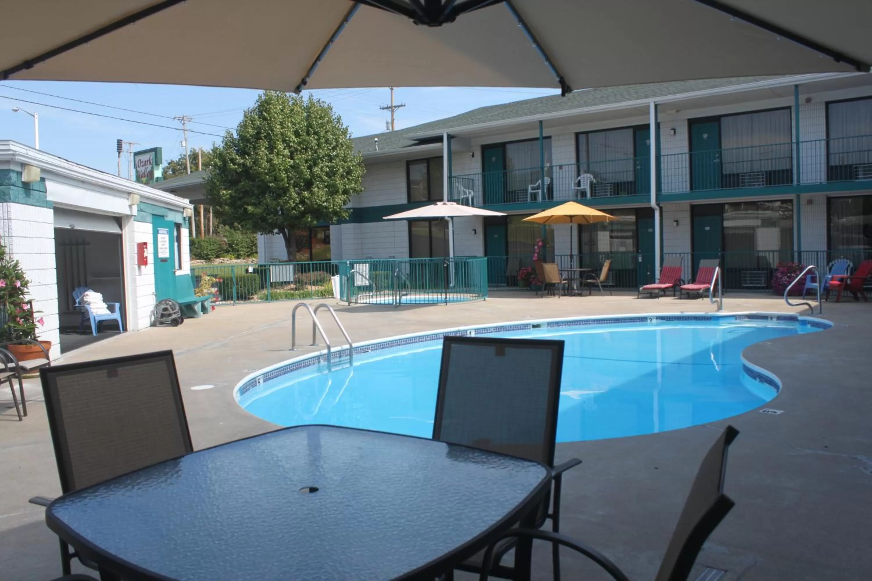 Swimming pool in Ozark Valley Inn