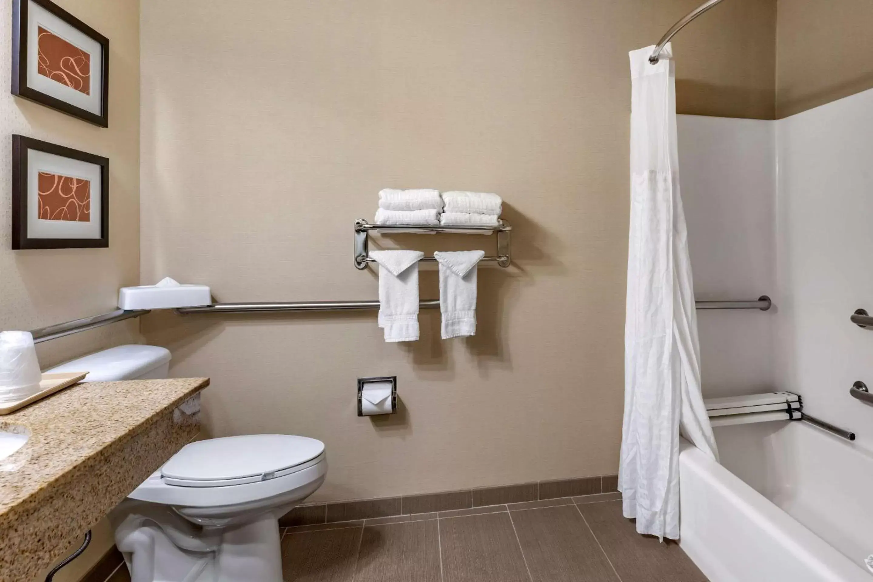 Photo of the whole room, Bathroom in Comfort Suites Linn County Fairground and Expo
