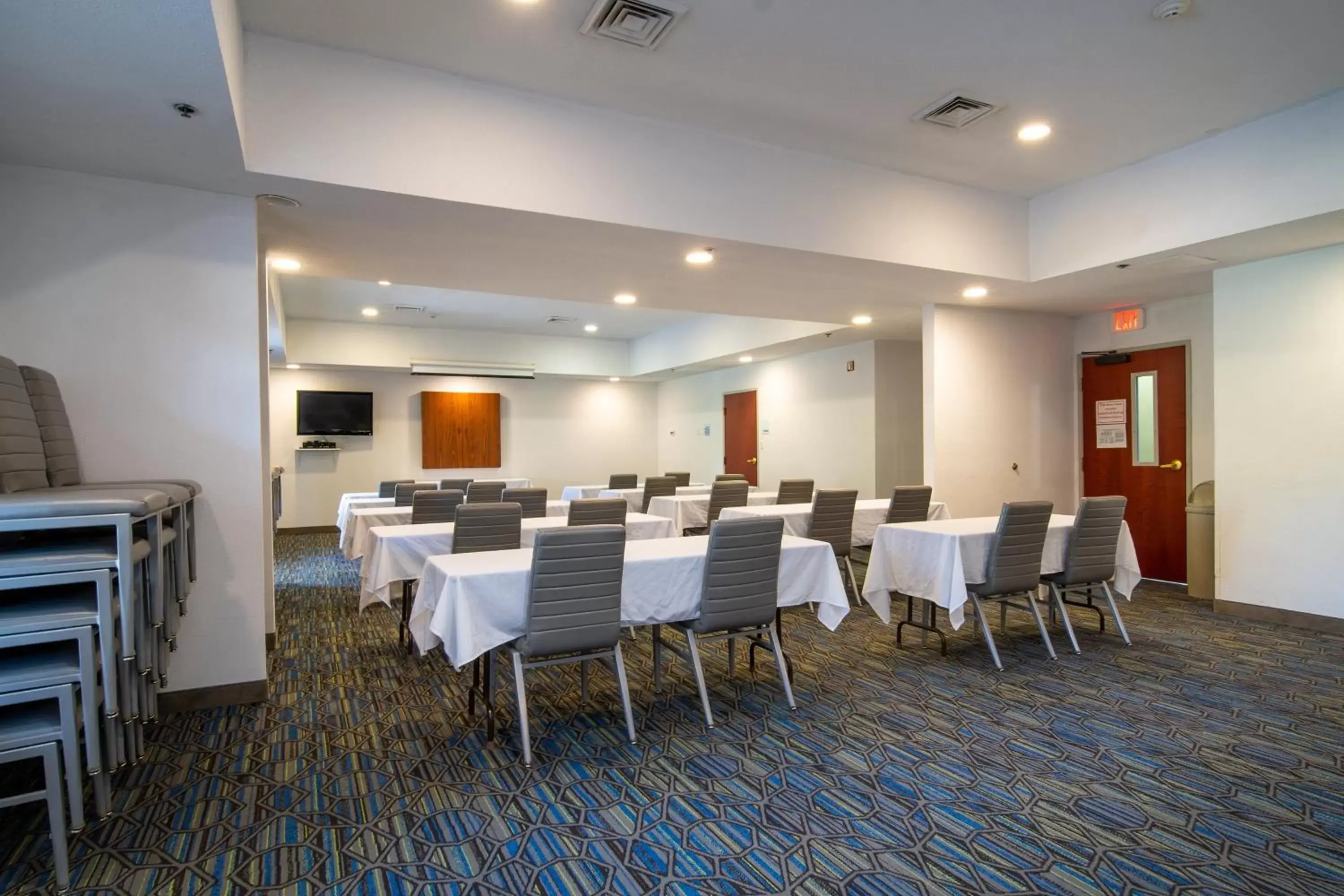 Meeting/conference room in Holiday Inn Express Hotel & Suites Bedford, an IHG Hotel