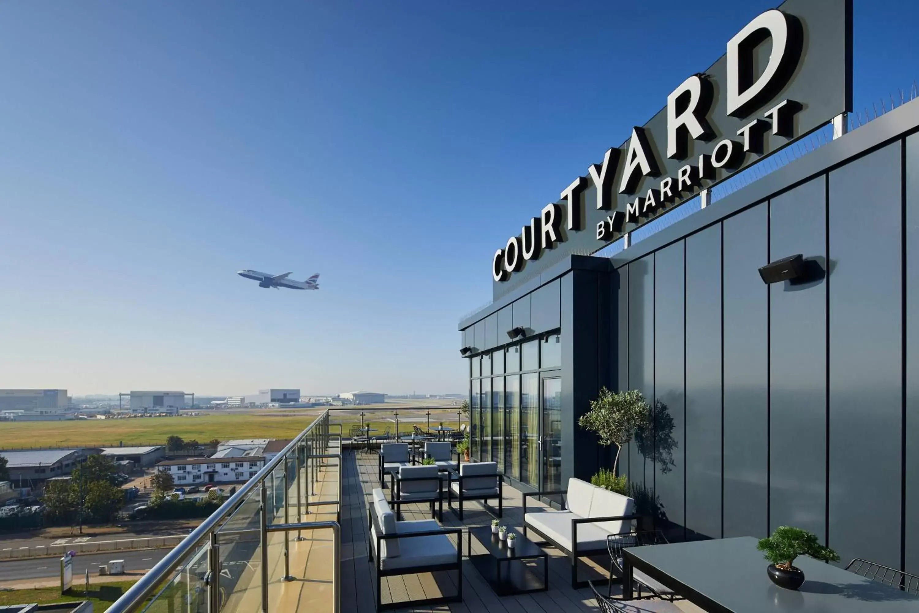 Restaurant/places to eat in Courtyard by Marriott London Heathrow Airport