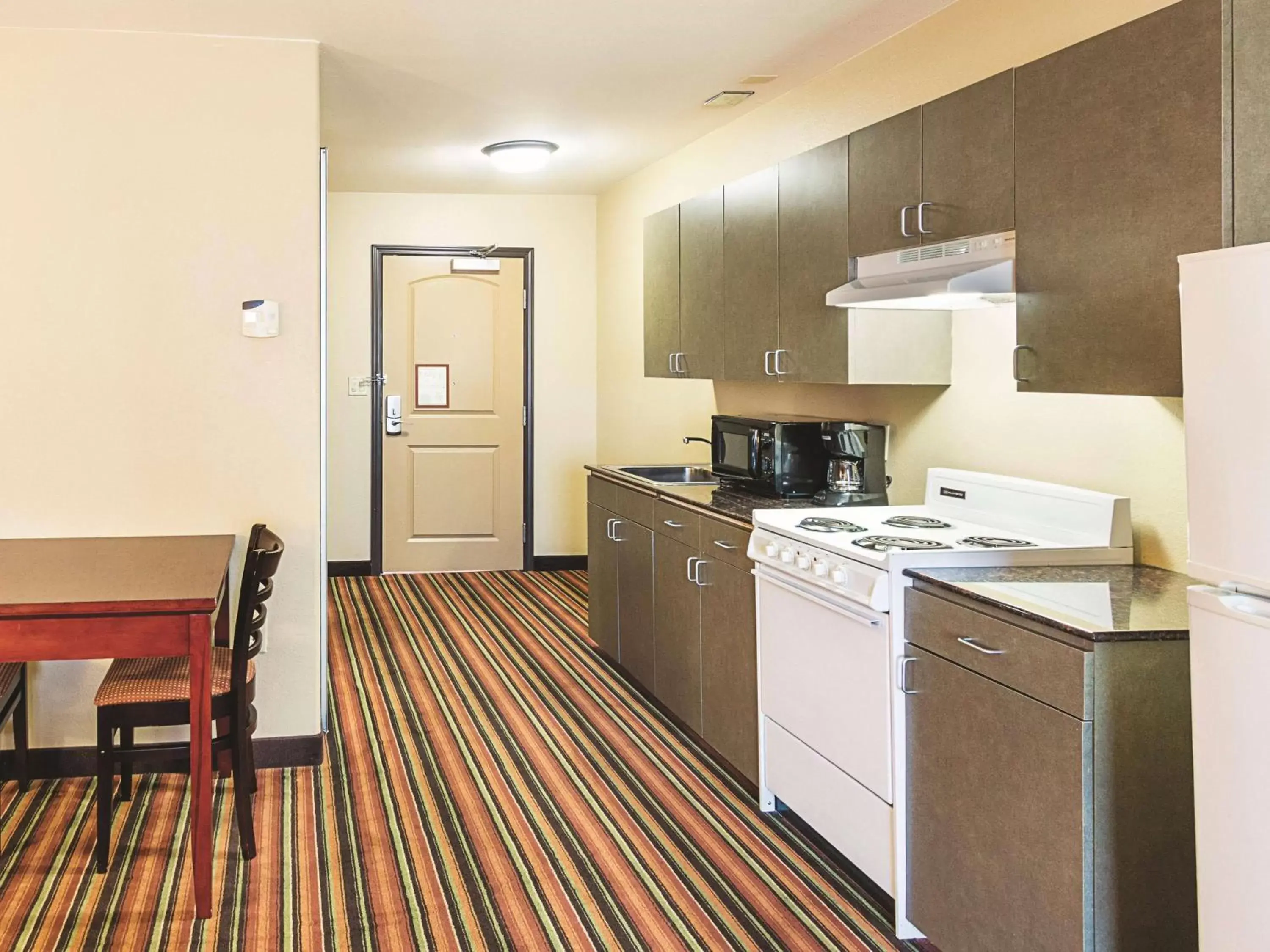 Bed, Kitchen/Kitchenette in La Quinta by Wyndham Woodway - Waco South