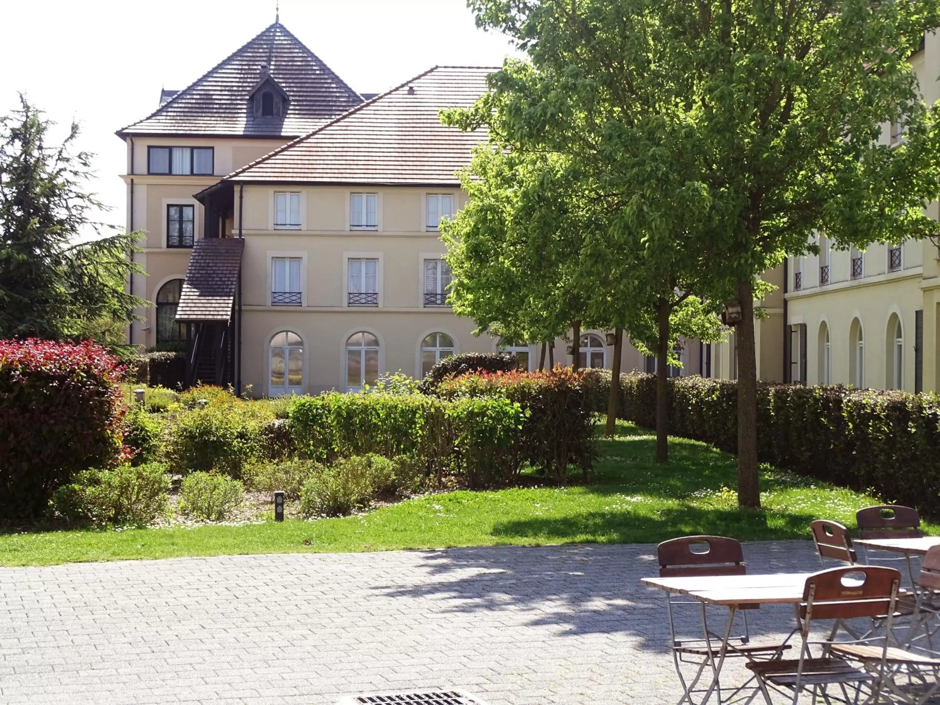 Property building in Campanile Val de France