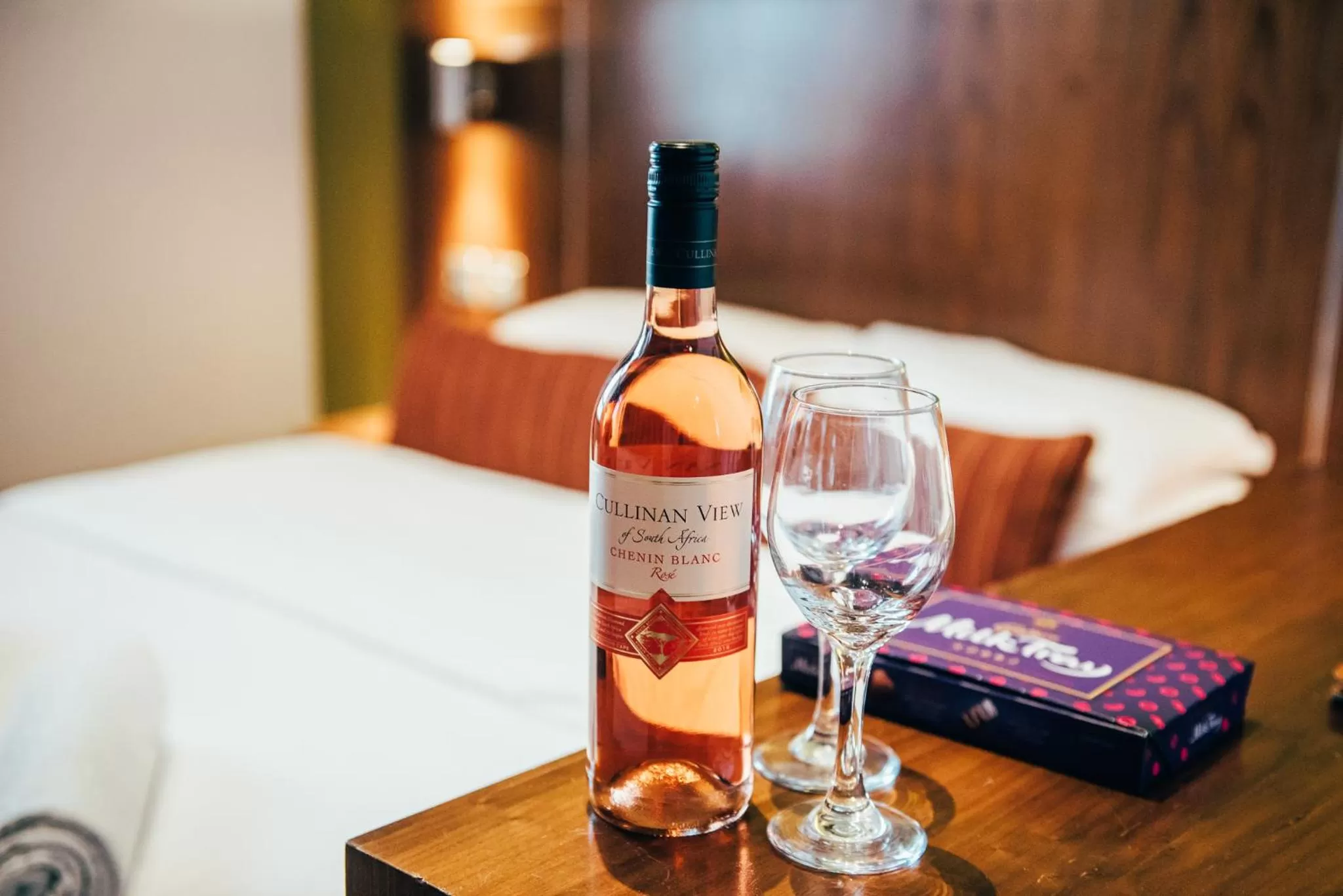 Alcoholic drinks, Bed in The Commercial Hotel