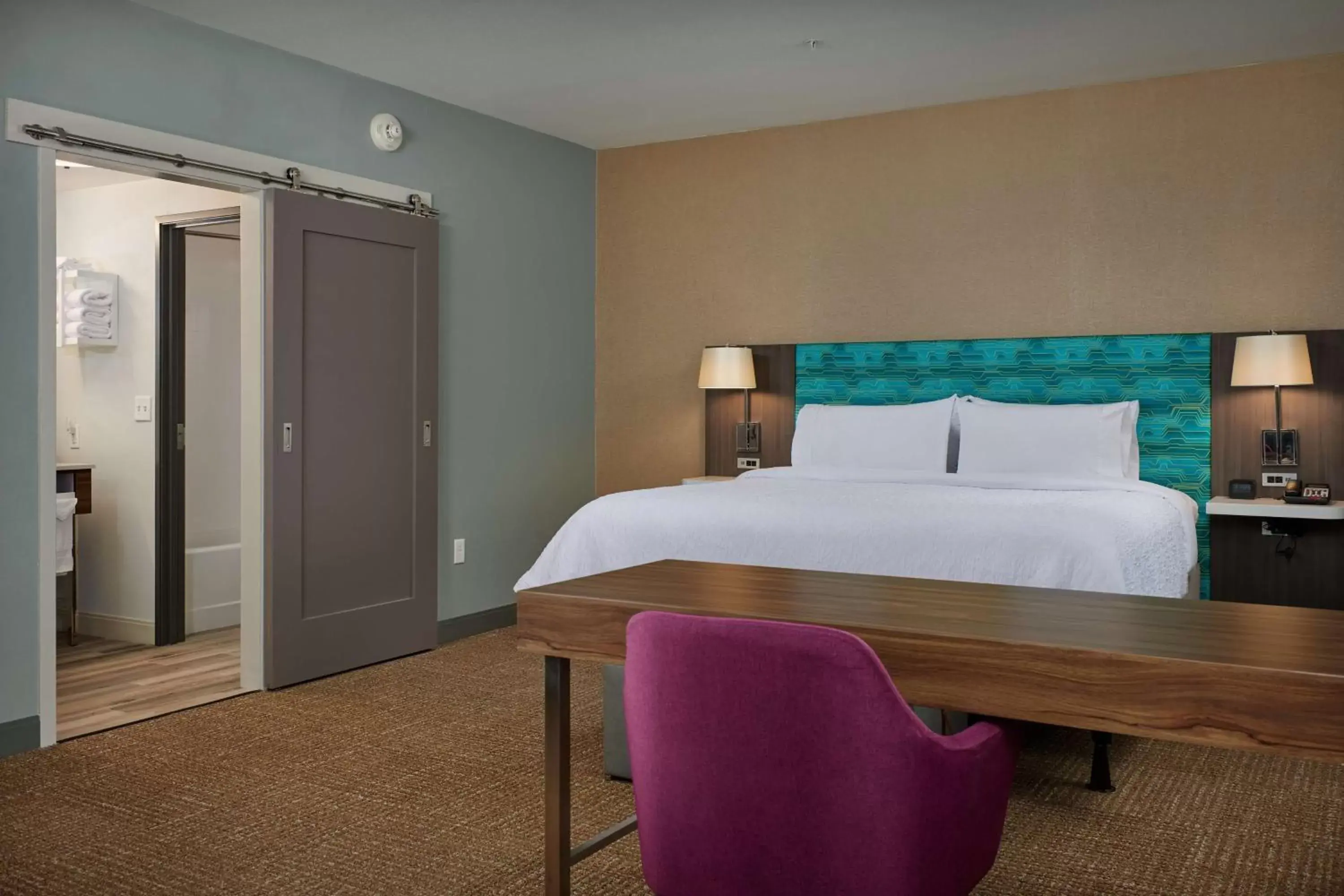 Bedroom, Bed in Hampton Inn Sherwood Portland