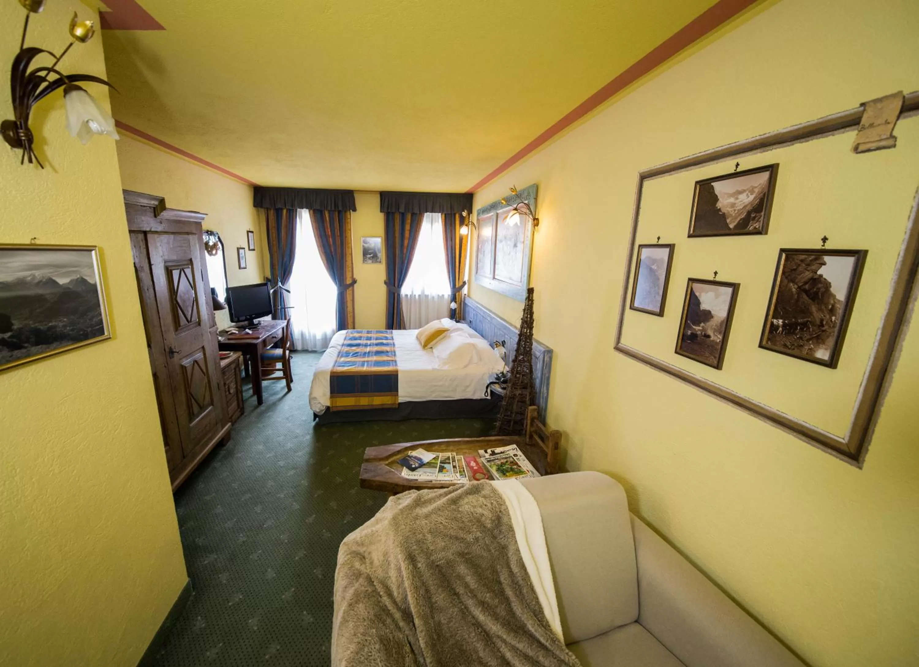 Photo of the whole room, Bed in Hotel Chalet La Meridiana