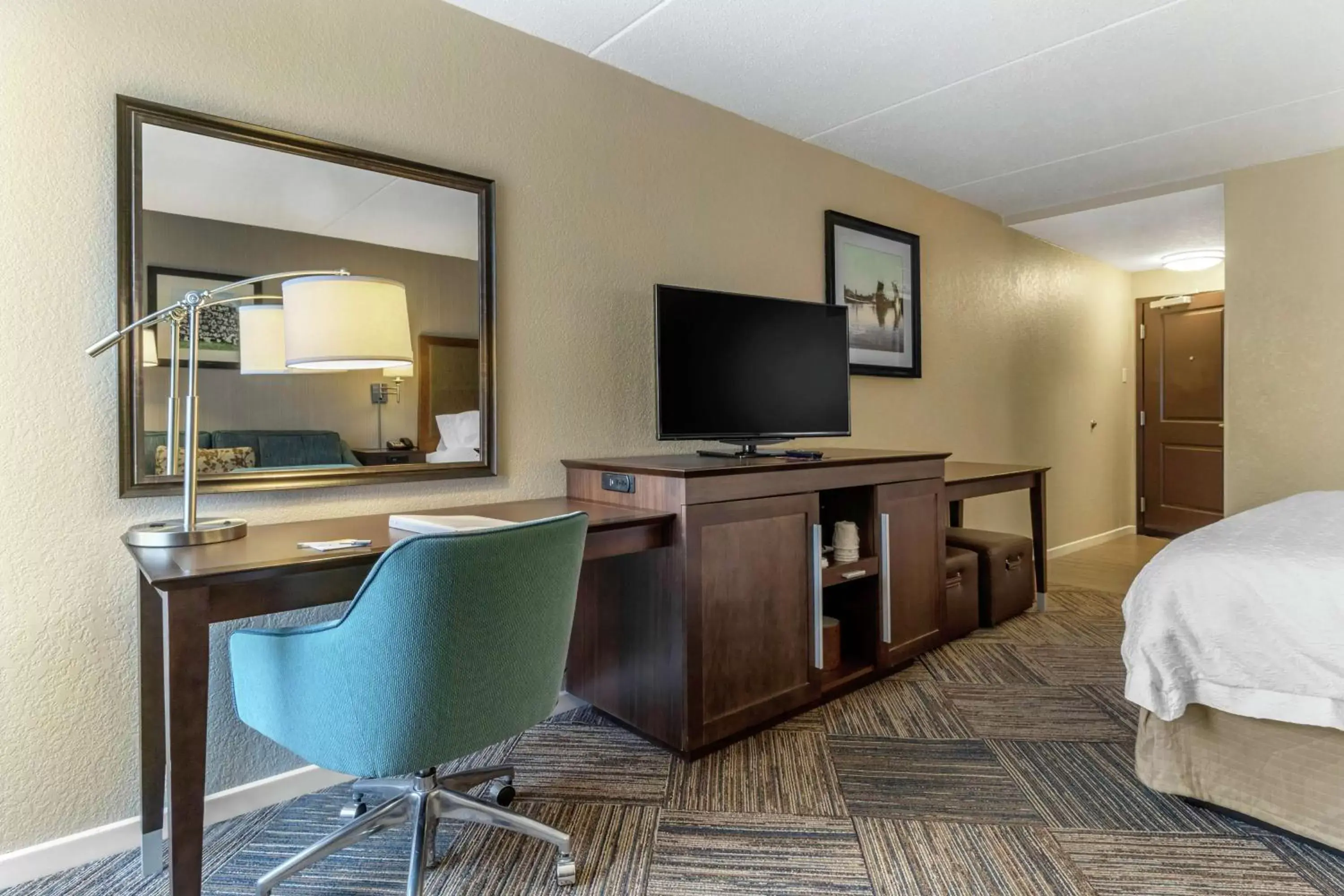 Bedroom, TV/Entertainment Center in Hampton Inn Green Bay Downtown