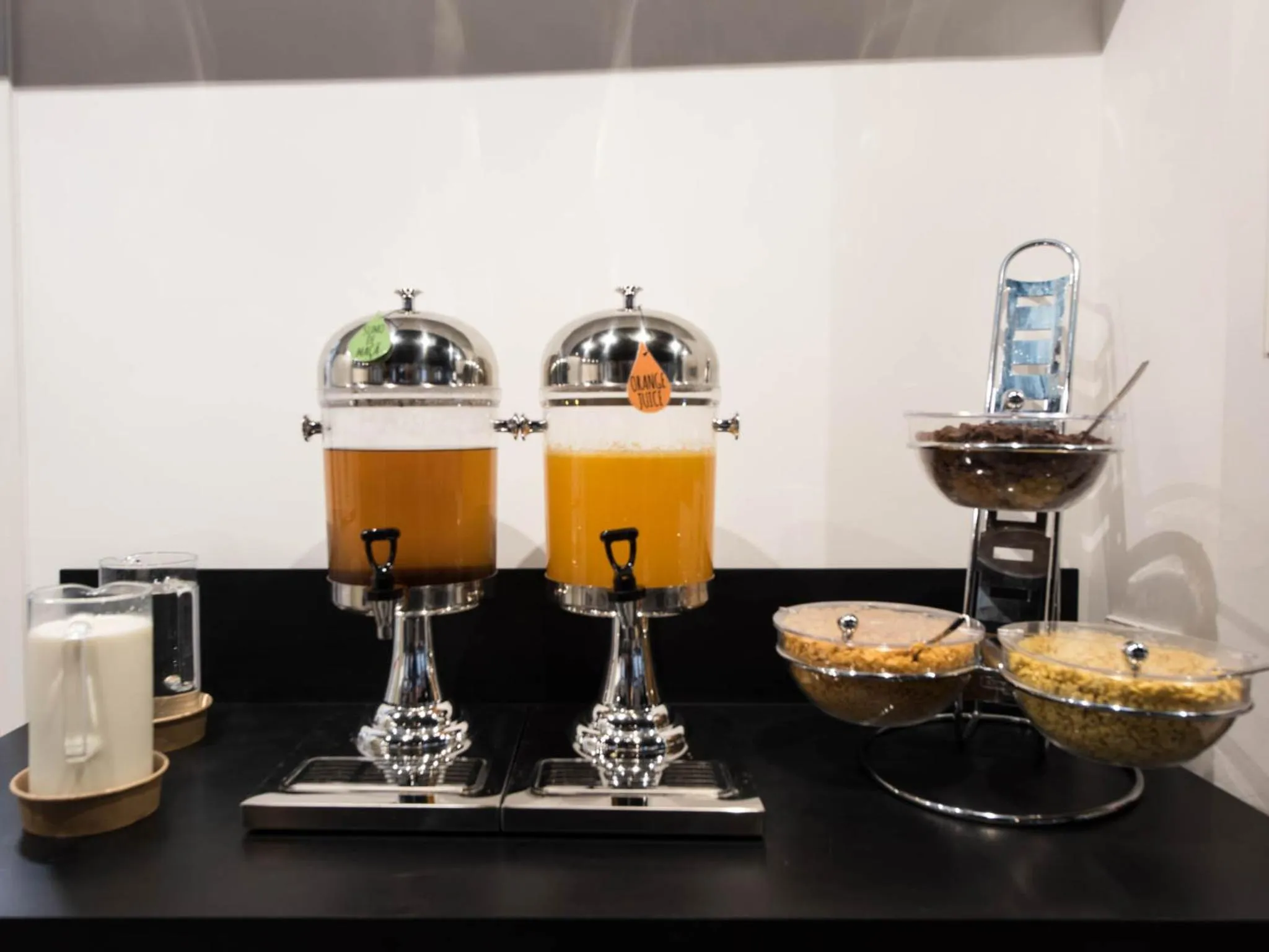 Drinks in room00 Lisboa Hostel