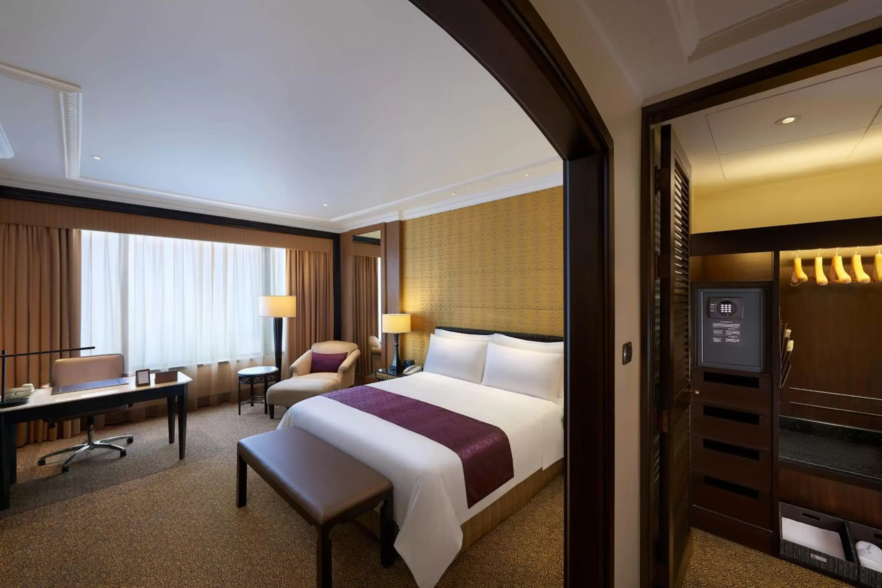 Photo of the whole room, Bed in Sheraton Grande Sukhumvit, a Luxury Collection Hotel, Bangkok