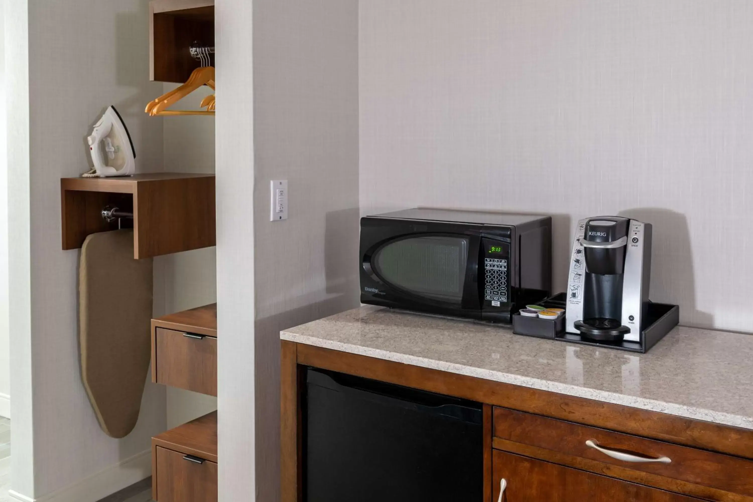 Photo of the whole room, Coffee/Tea Facilities in Hilton Garden Inn Arlington/Courthouse Plaza