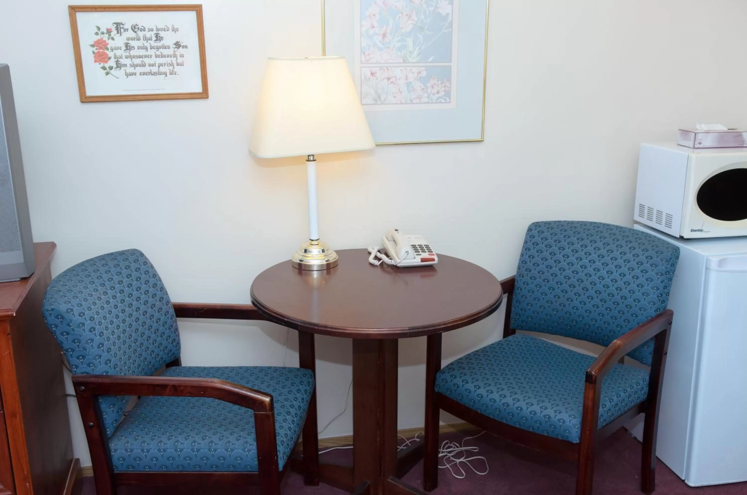 Seating area in Kings Motor Inn