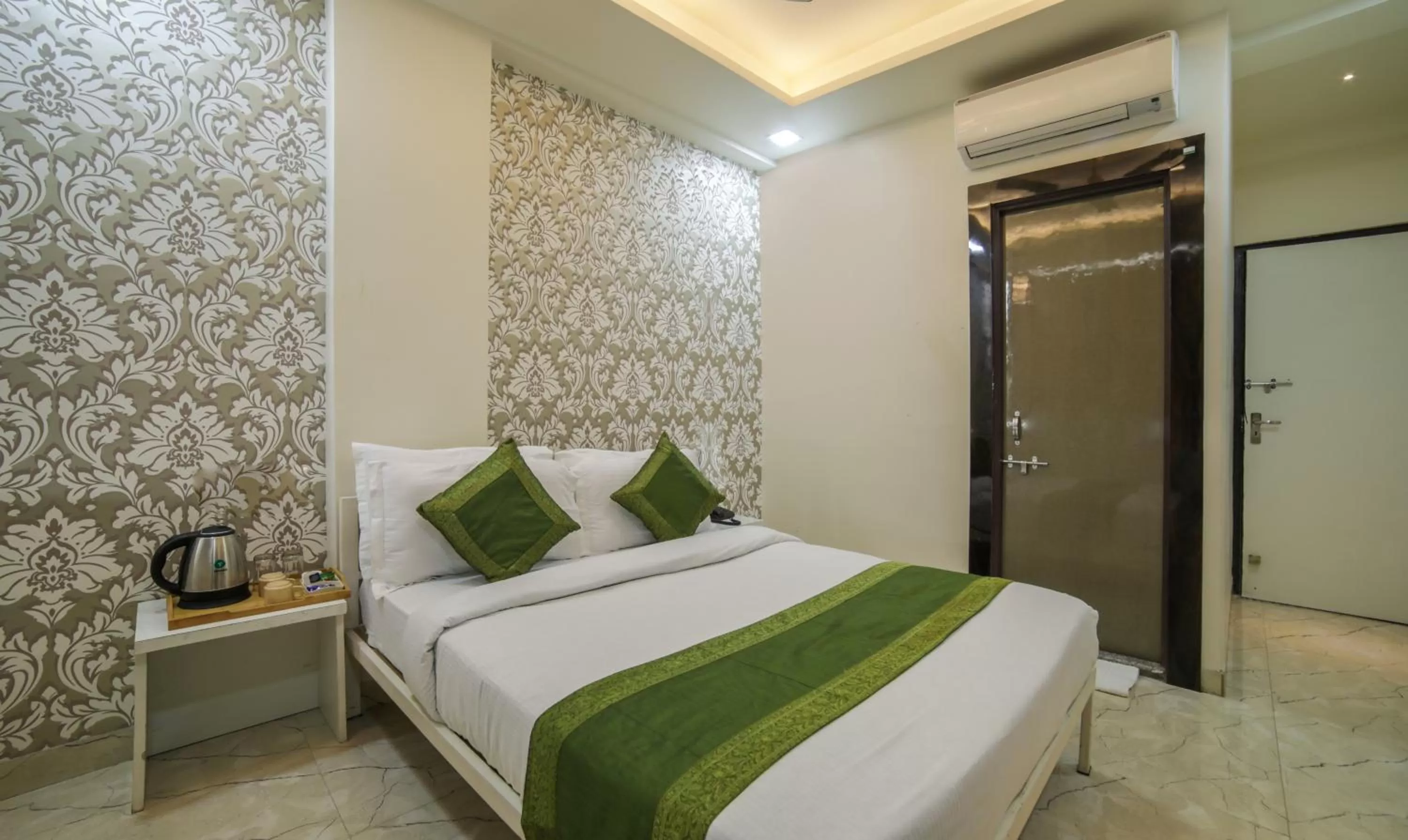 Bedroom, Bed in Itsy Hotels Le Clover