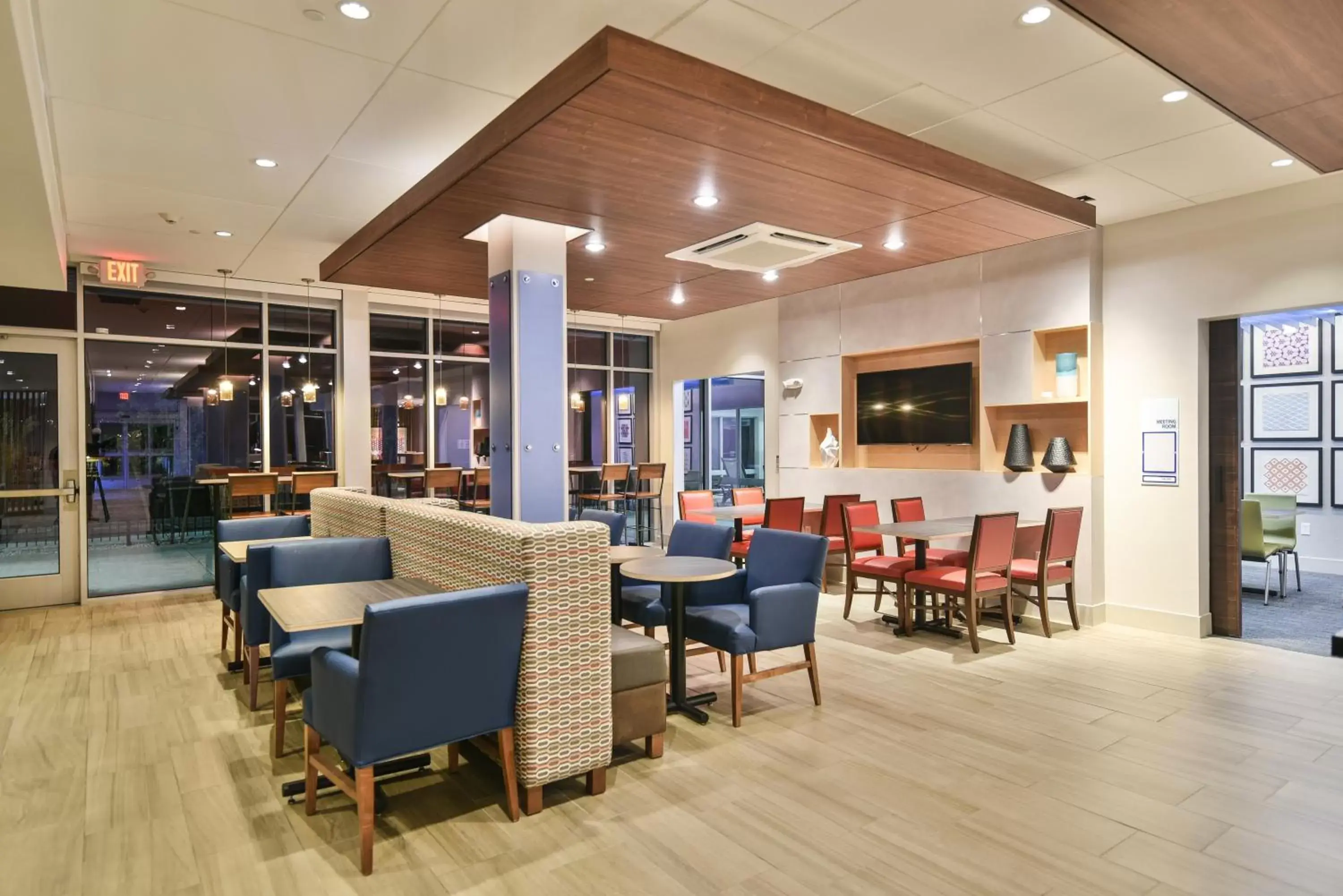 Breakfast, Lounge/Bar in Holiday Inn Express & Suites Lehi - Thanksgiving Point, an IHG Hotel