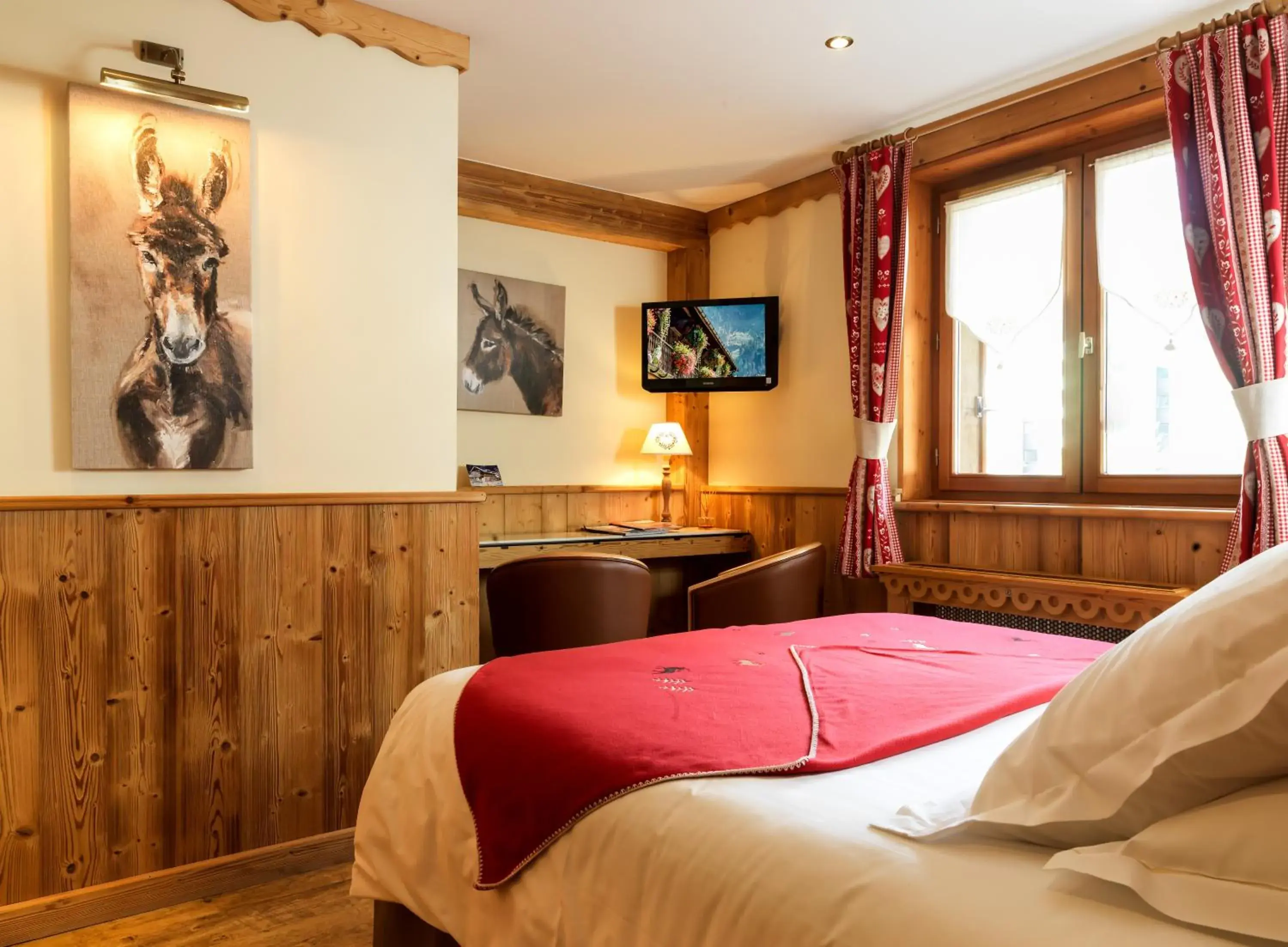 Photo of the whole room, Bed in Auberge du Manoir