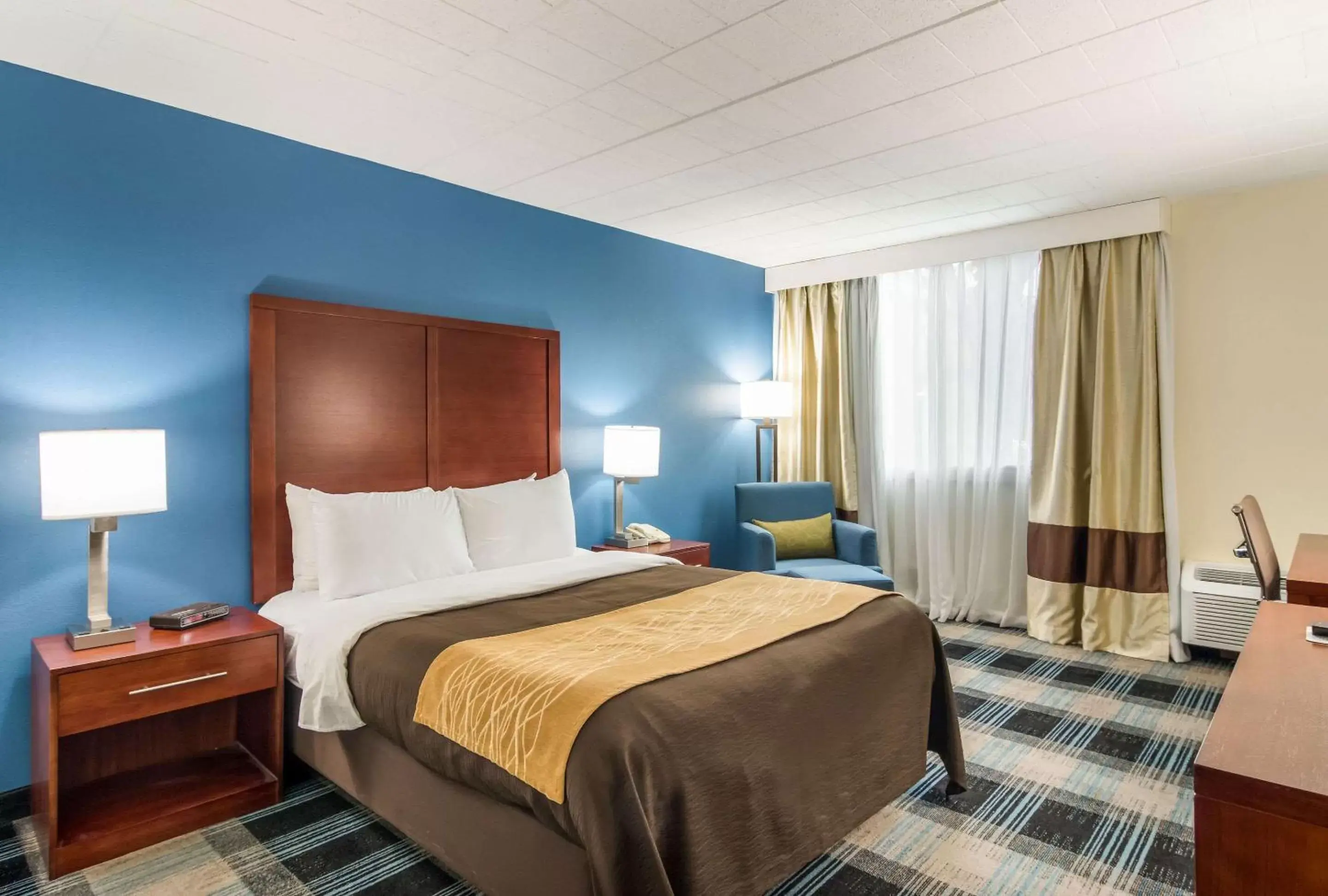 Photo of the whole room, Bed in Comfort Inn and Suites Pittsburgh