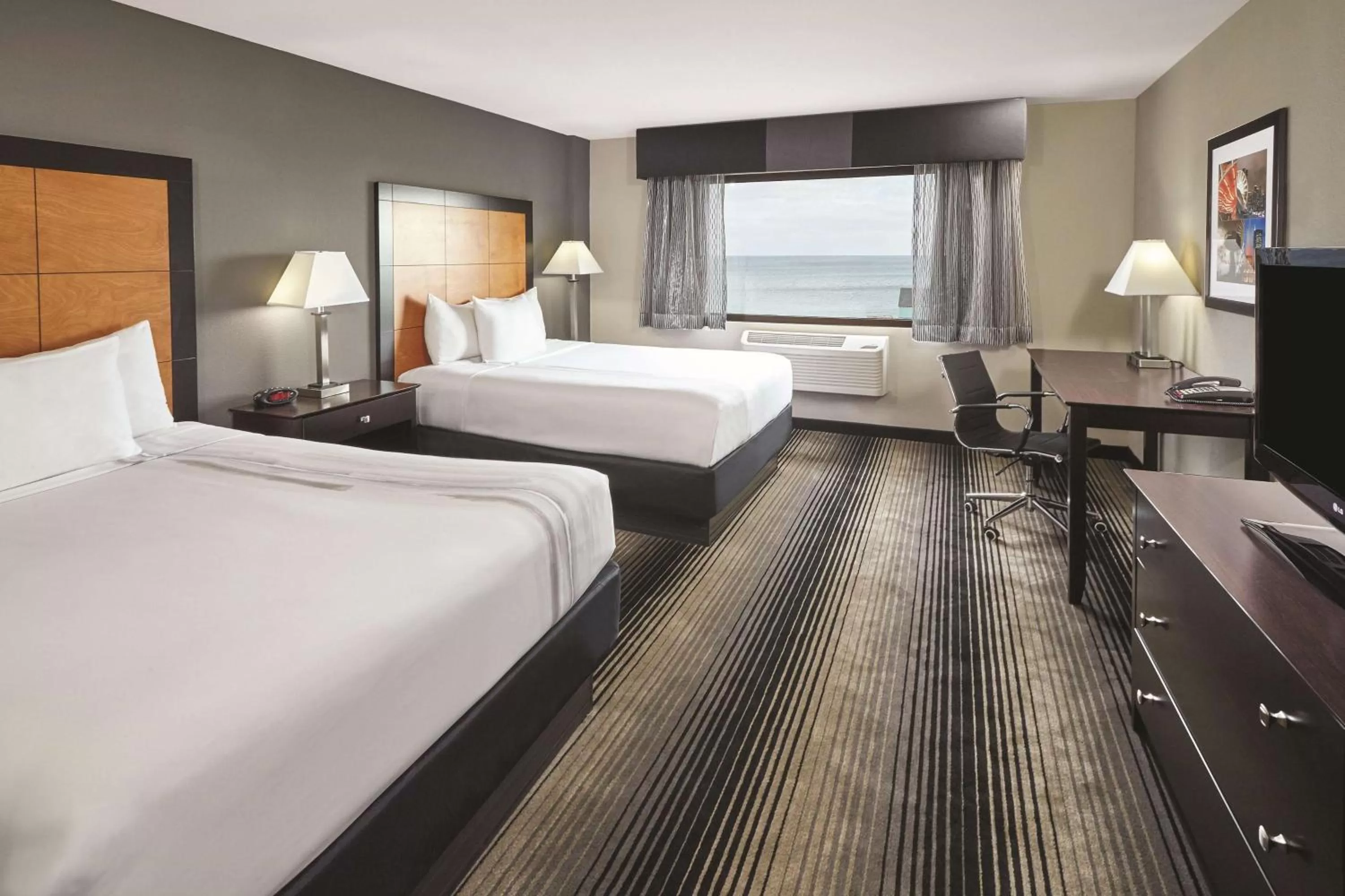 Photo of the whole room in Best Western Plus Hyde Park Chicago Hotel