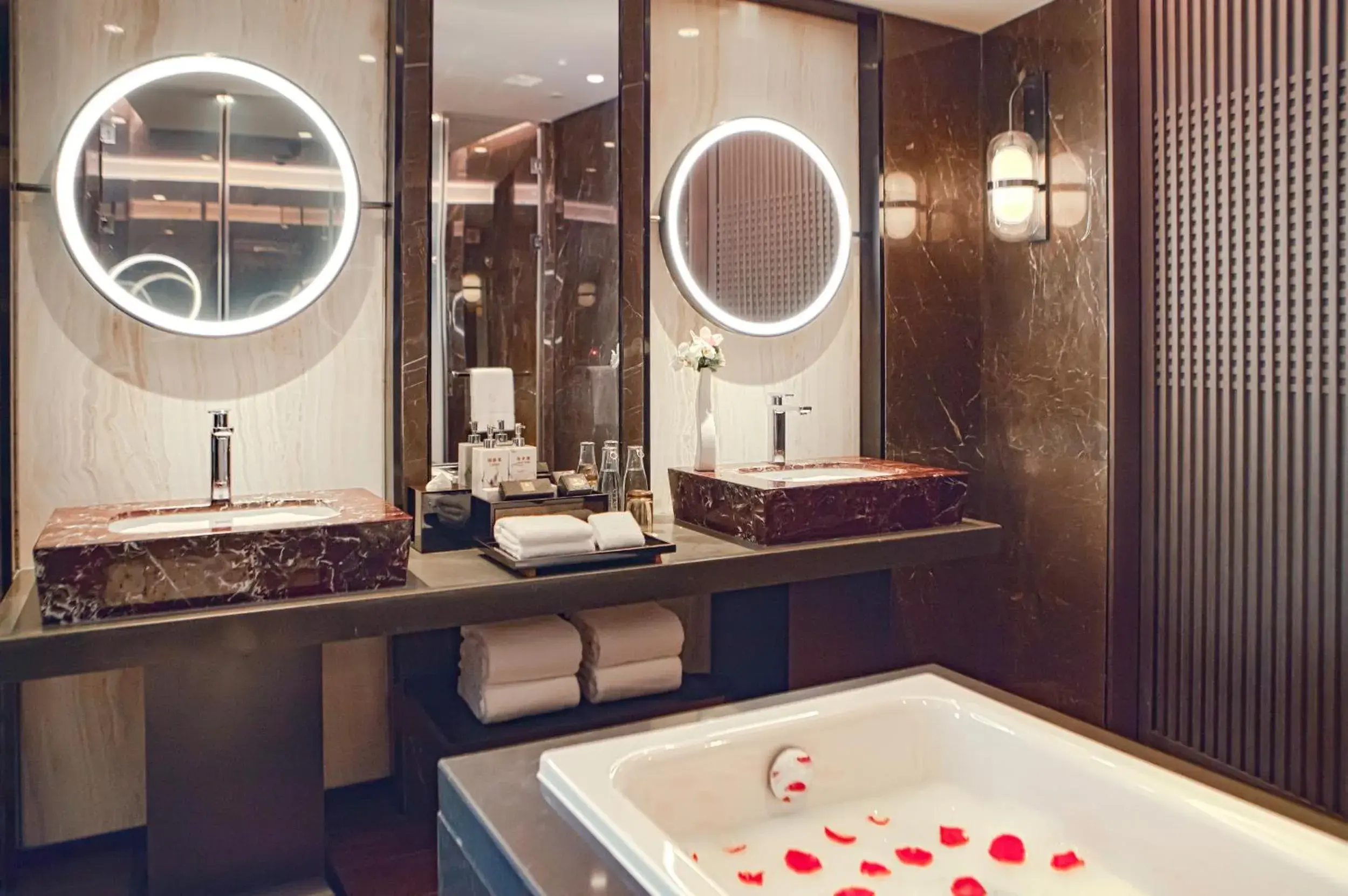 Bathroom in Jumeirah Living Guangzhou - Complimentary Shuttle Bus to Canton Fair Complex during Canton Fair period