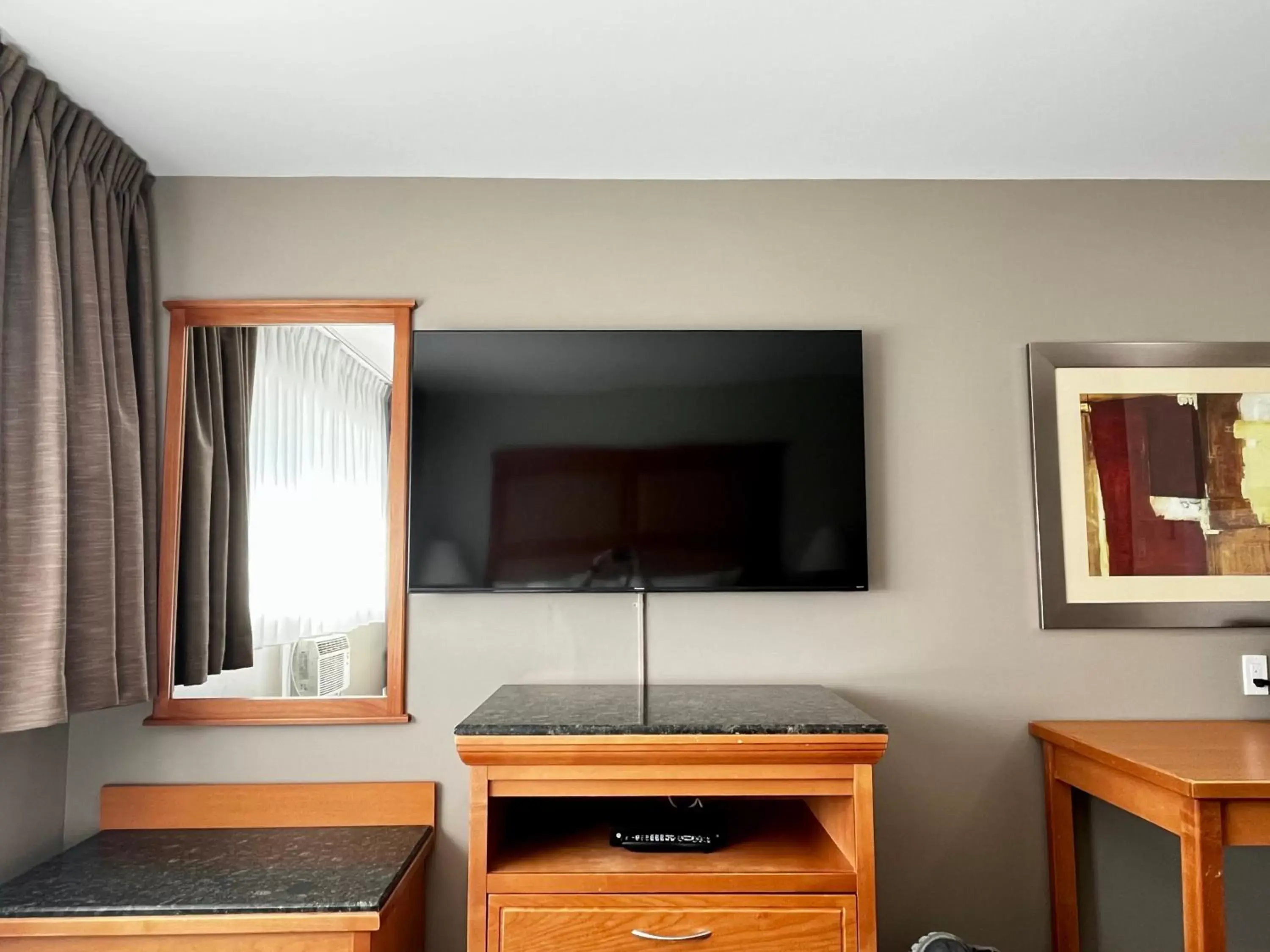 TV and multimedia, TV/Entertainment Center in Anavada Inn & Suites - Prince George