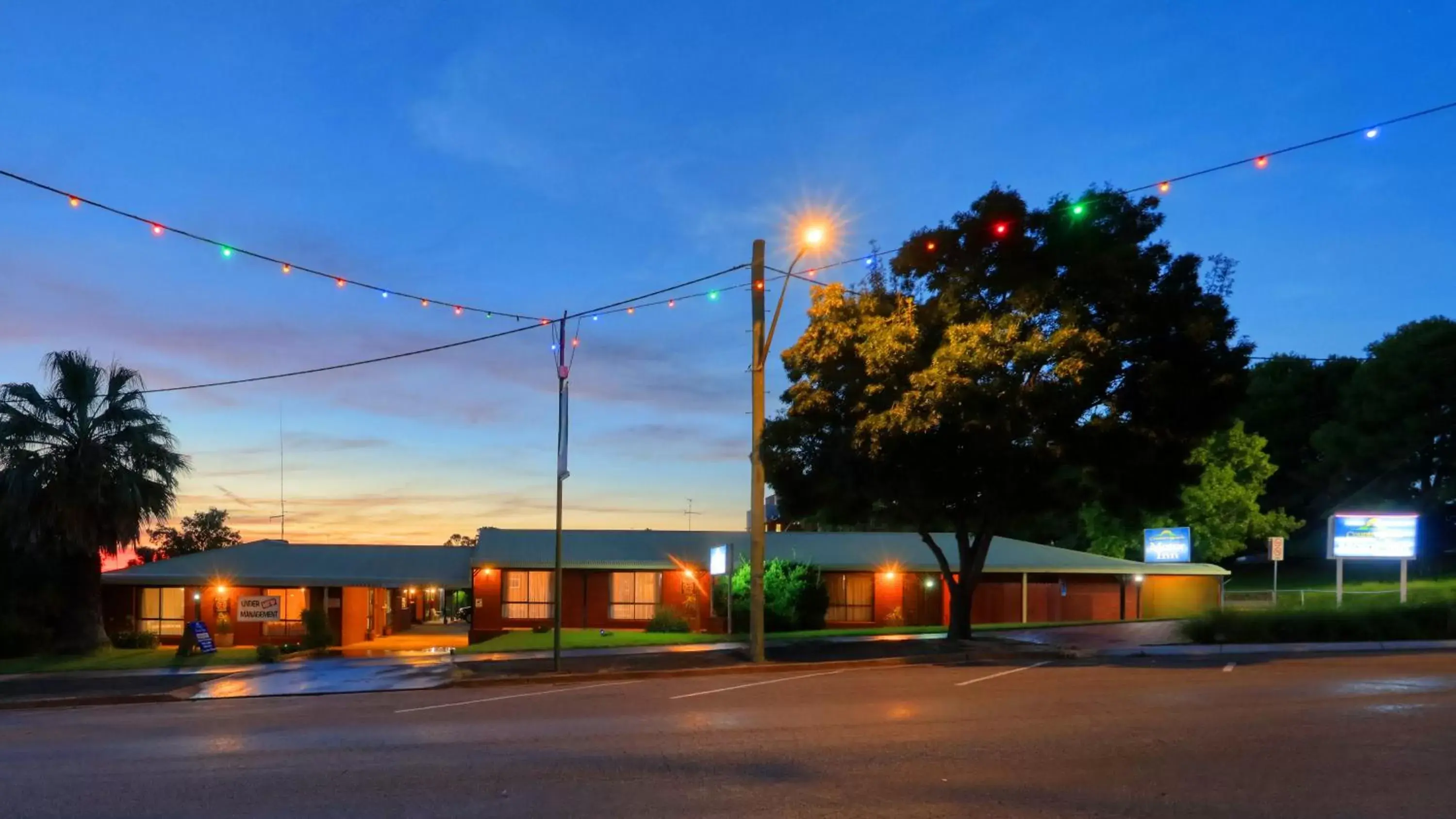 Property Building in Country Roads Motor Inn