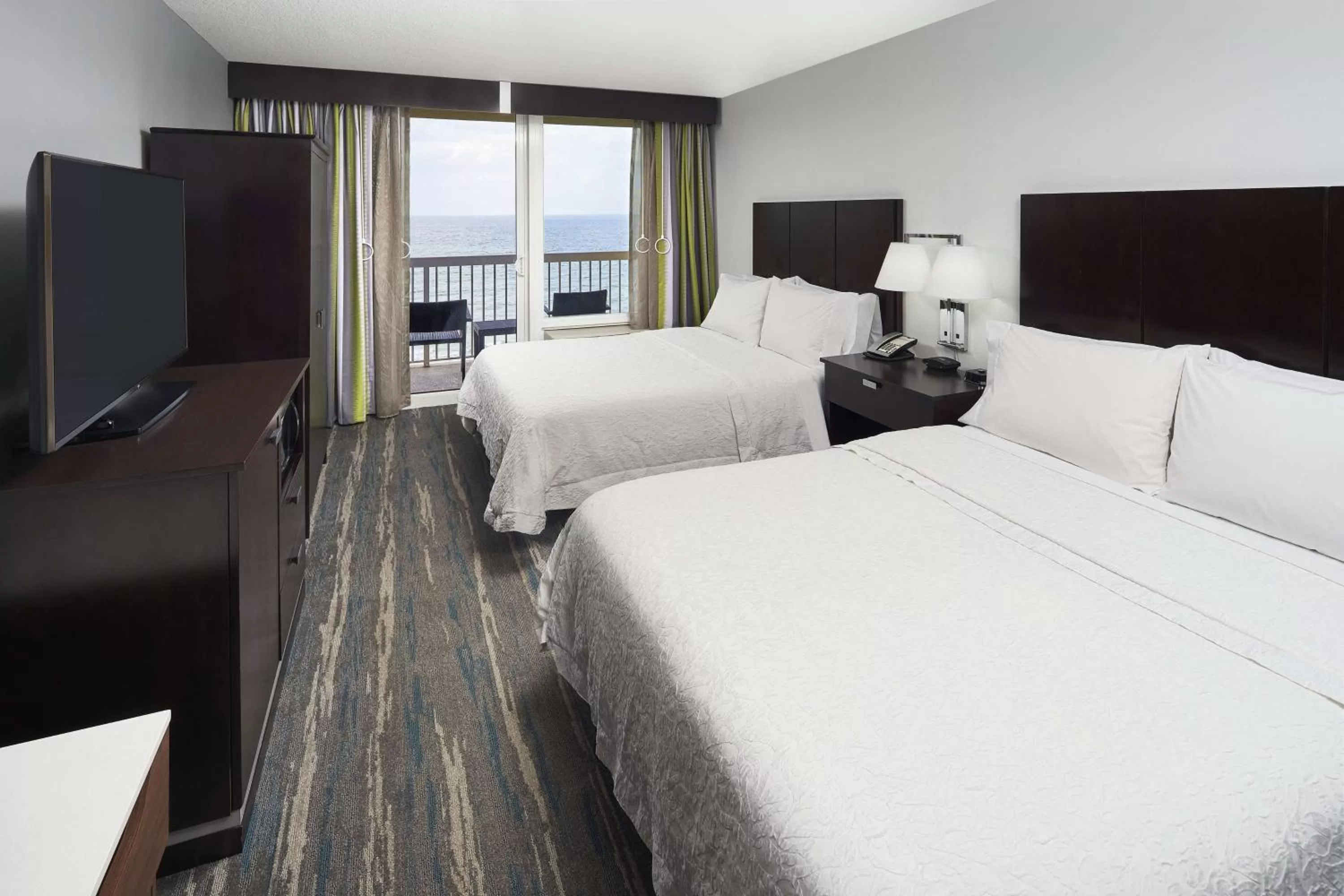 Bedroom, Bed in Hampton Inn Daytona Beach/Beachfront