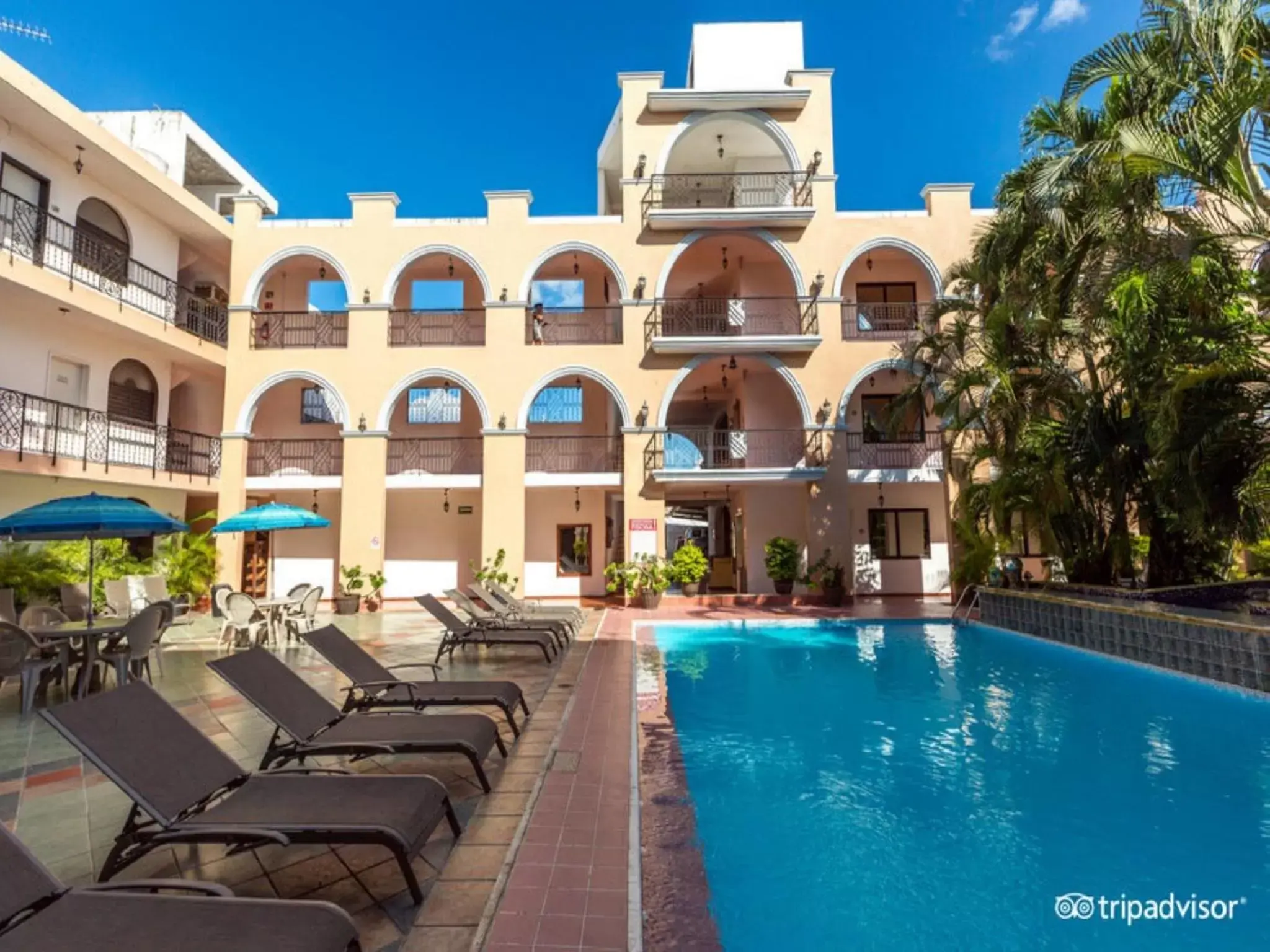 Swimming pool, Property Building in Hotel Doralba Inn