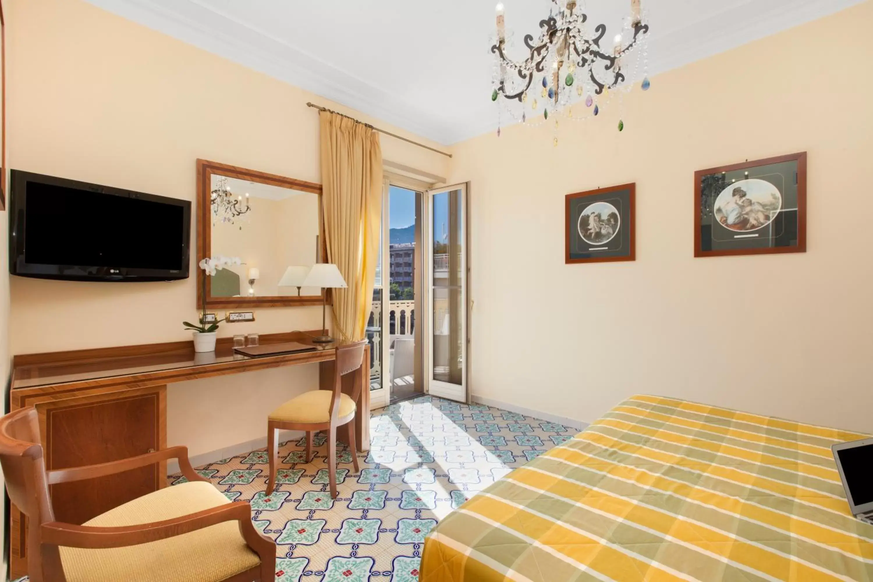 TV and multimedia, TV/Entertainment Center in Hotel Antiche Mura